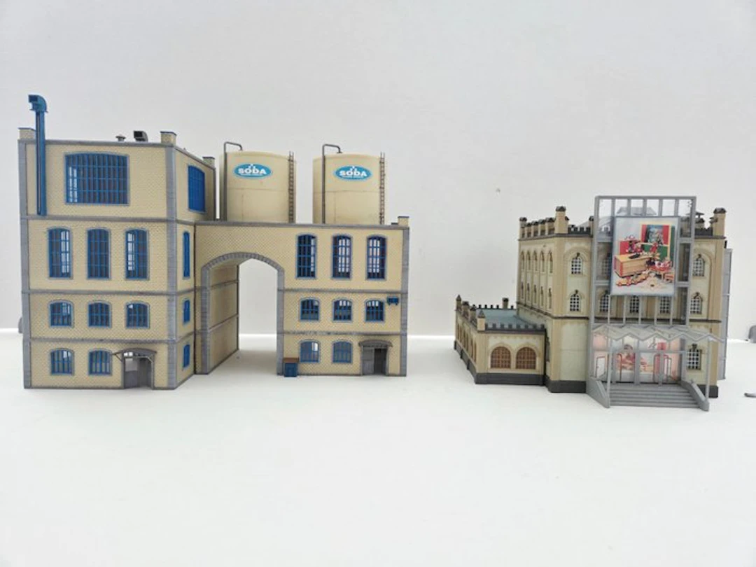 Piko, Kibri H0 - 61139; 9806 - Model train buildings (2)...