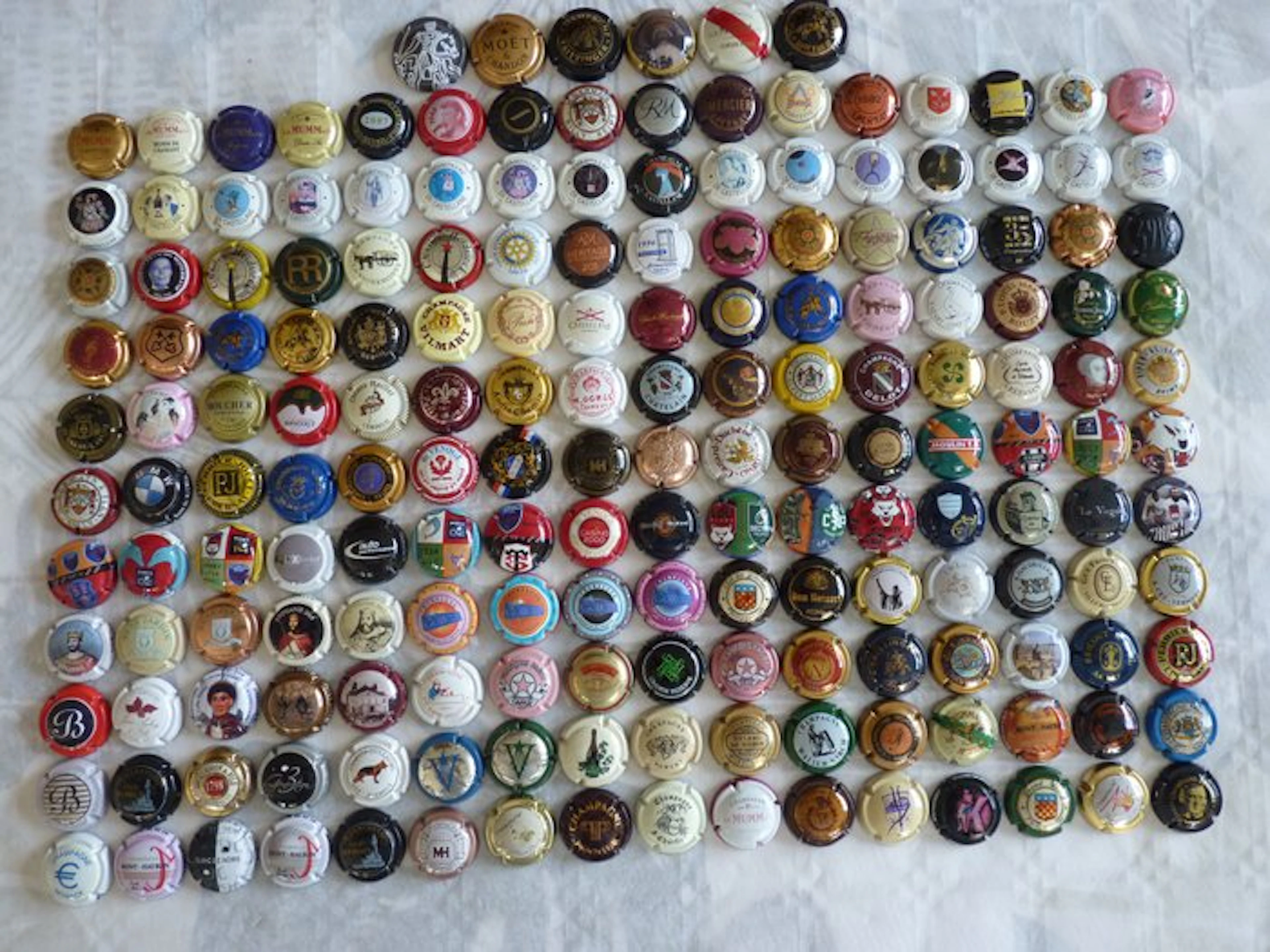 Themed collection - 182 champagne capsules