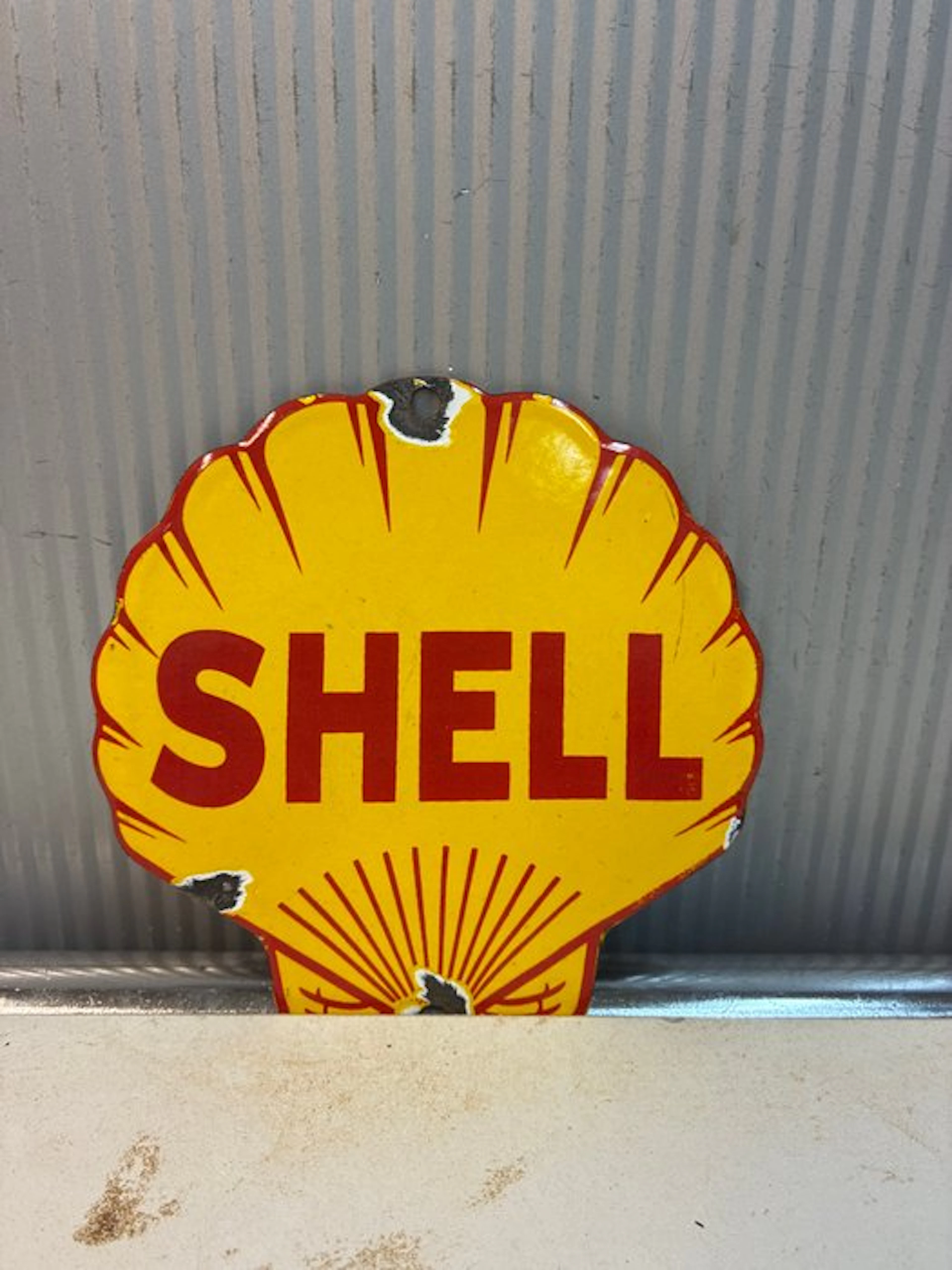 Shell – Shell-shaped enameled advertising sign – Motor...