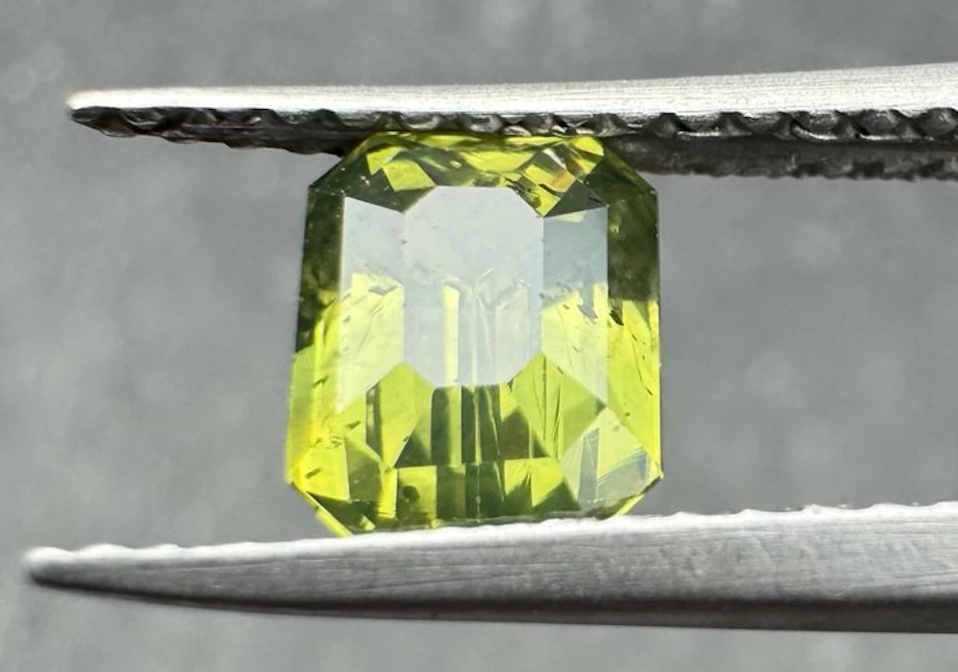Green, Yellow Sapphire - 1.24 ct - Antwerp Laboratory for...
