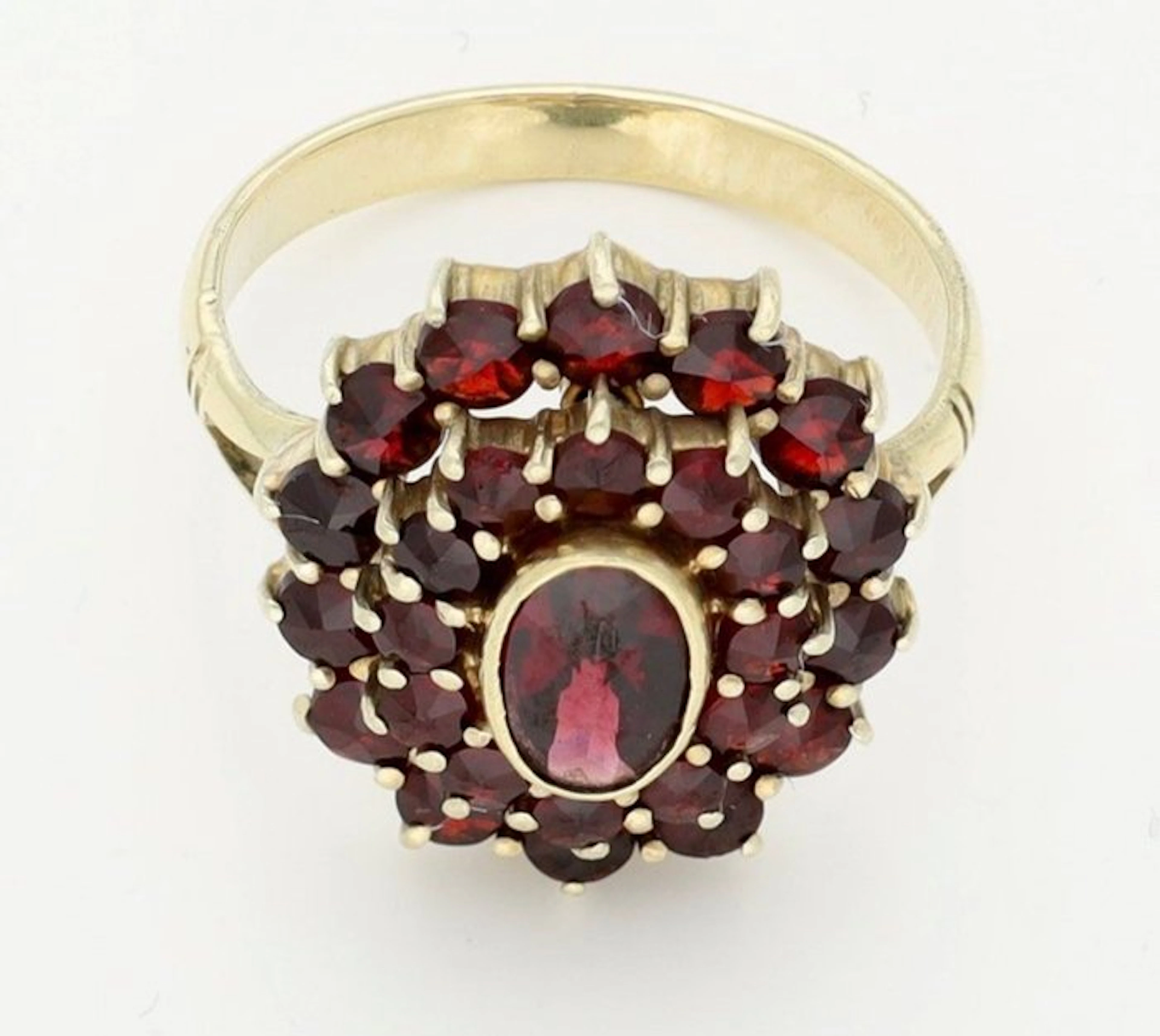 Statement ring - 14 kt. Yellow gold Garnet - Garnet - Vintage glamour in 14 k