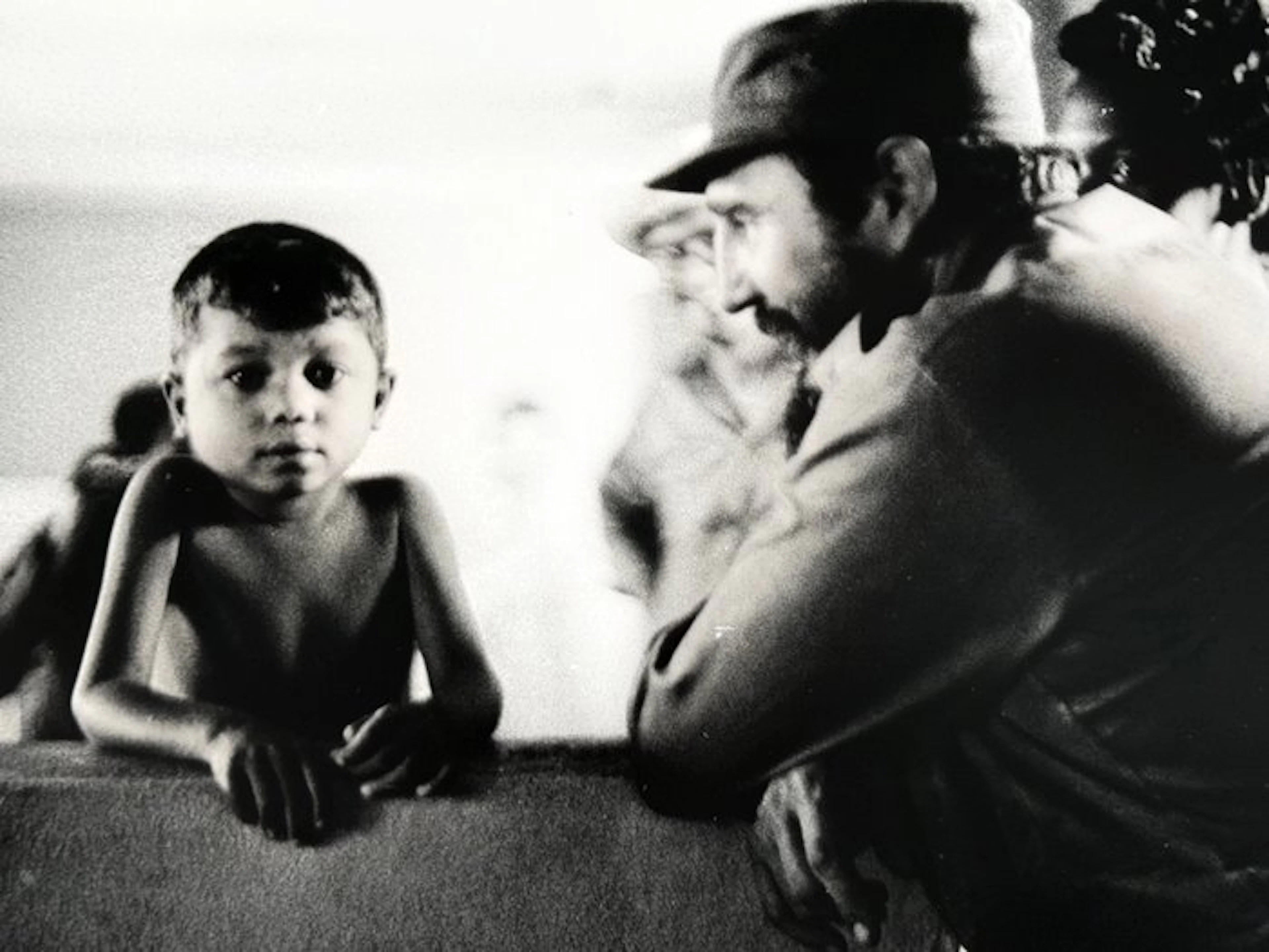 Alberto Korda (1928–2001) - Fidel Castro observando a uno...