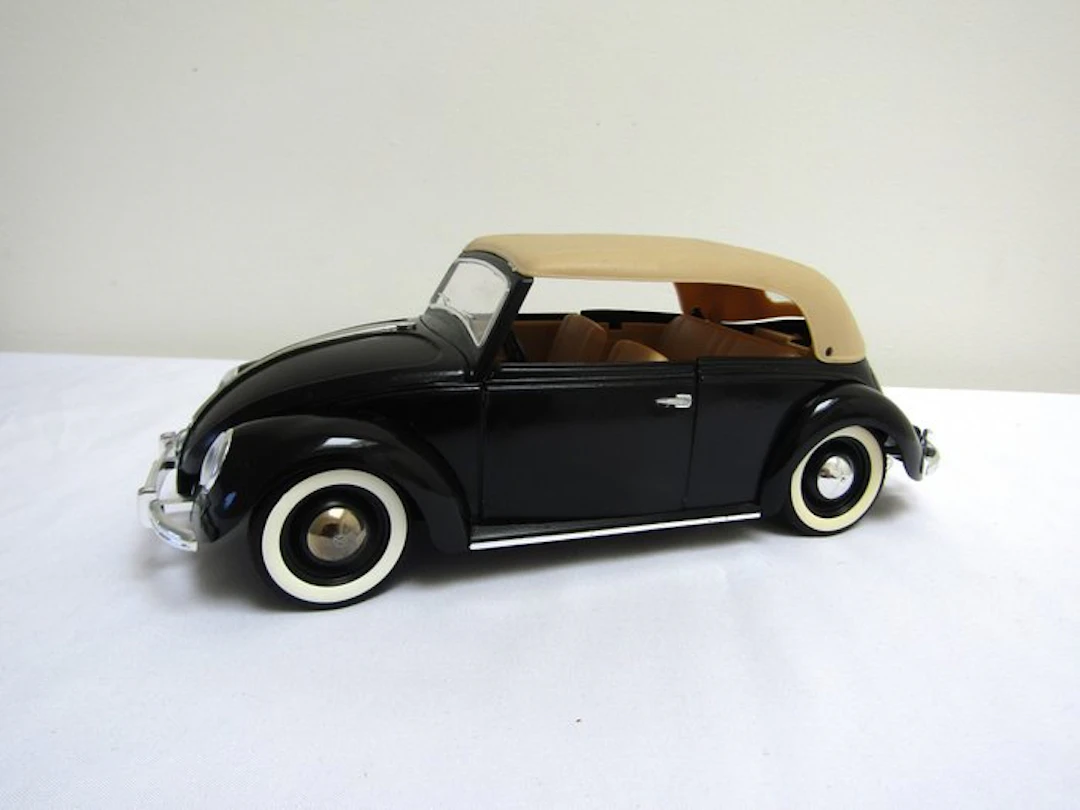 Solido 1:18 - Model car - Volkswagen Kever Cabriolet - Ladybug