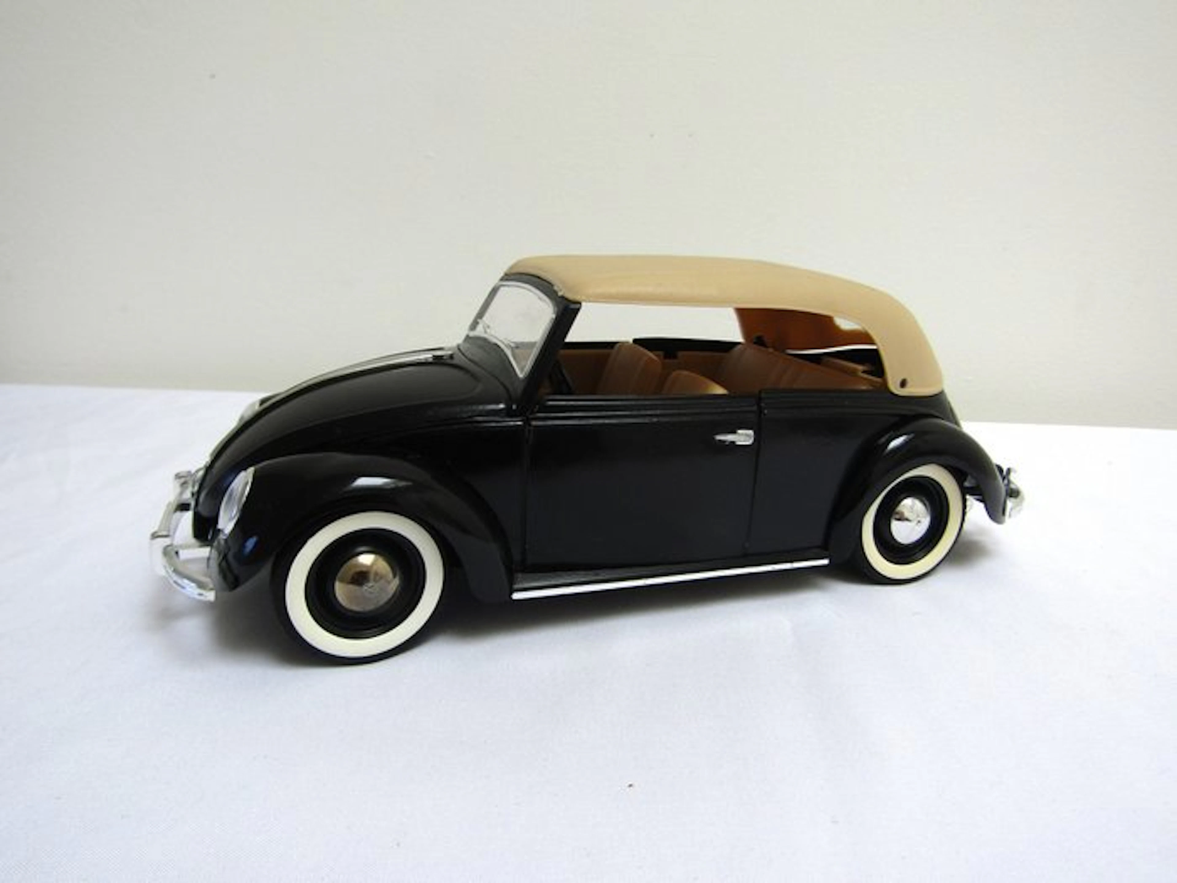 Solido 1:18 - Model car - Volkswagen Kever Cabriolet - Ladybug