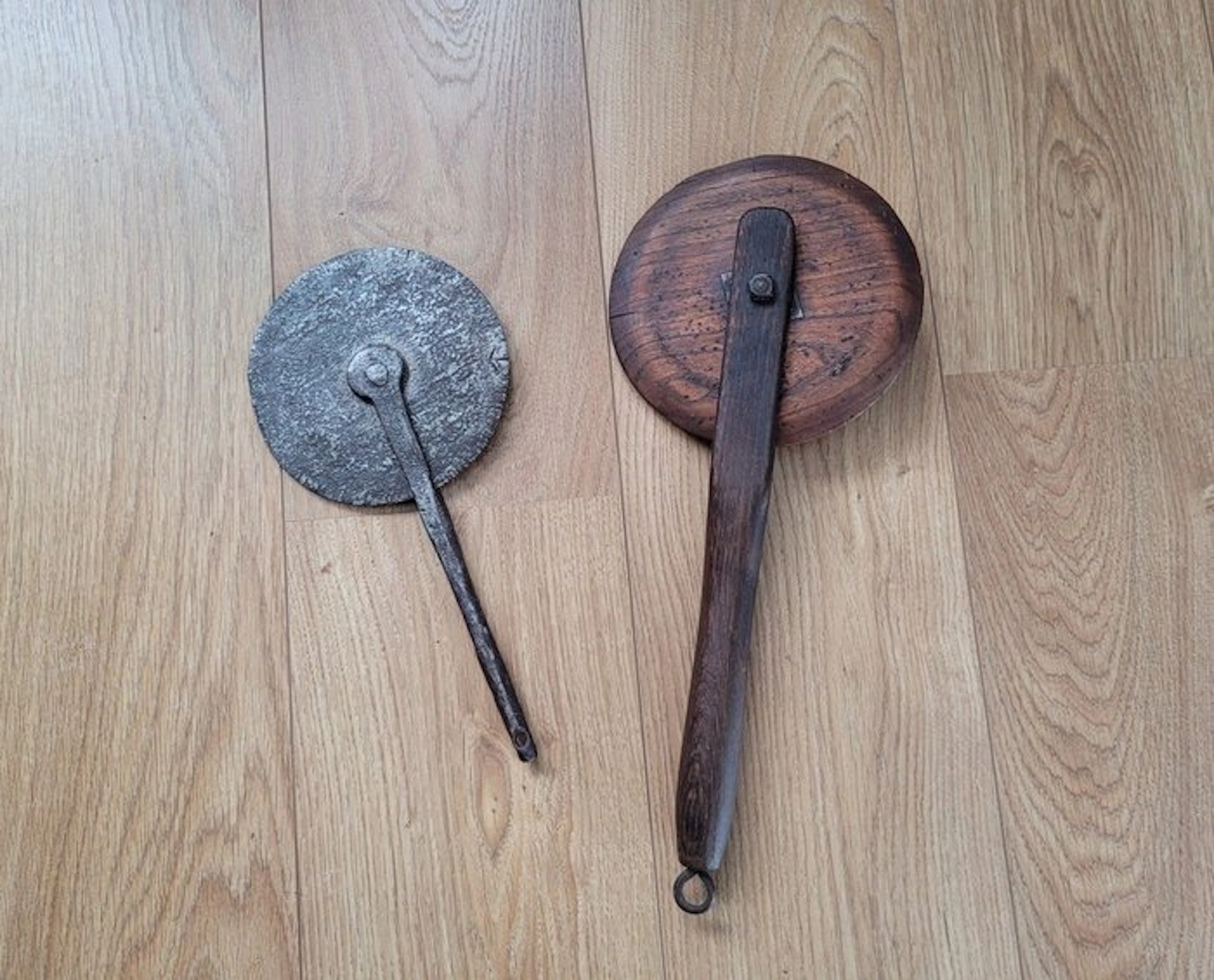 Lot de 2 anciens calibres ou roulettes de charron