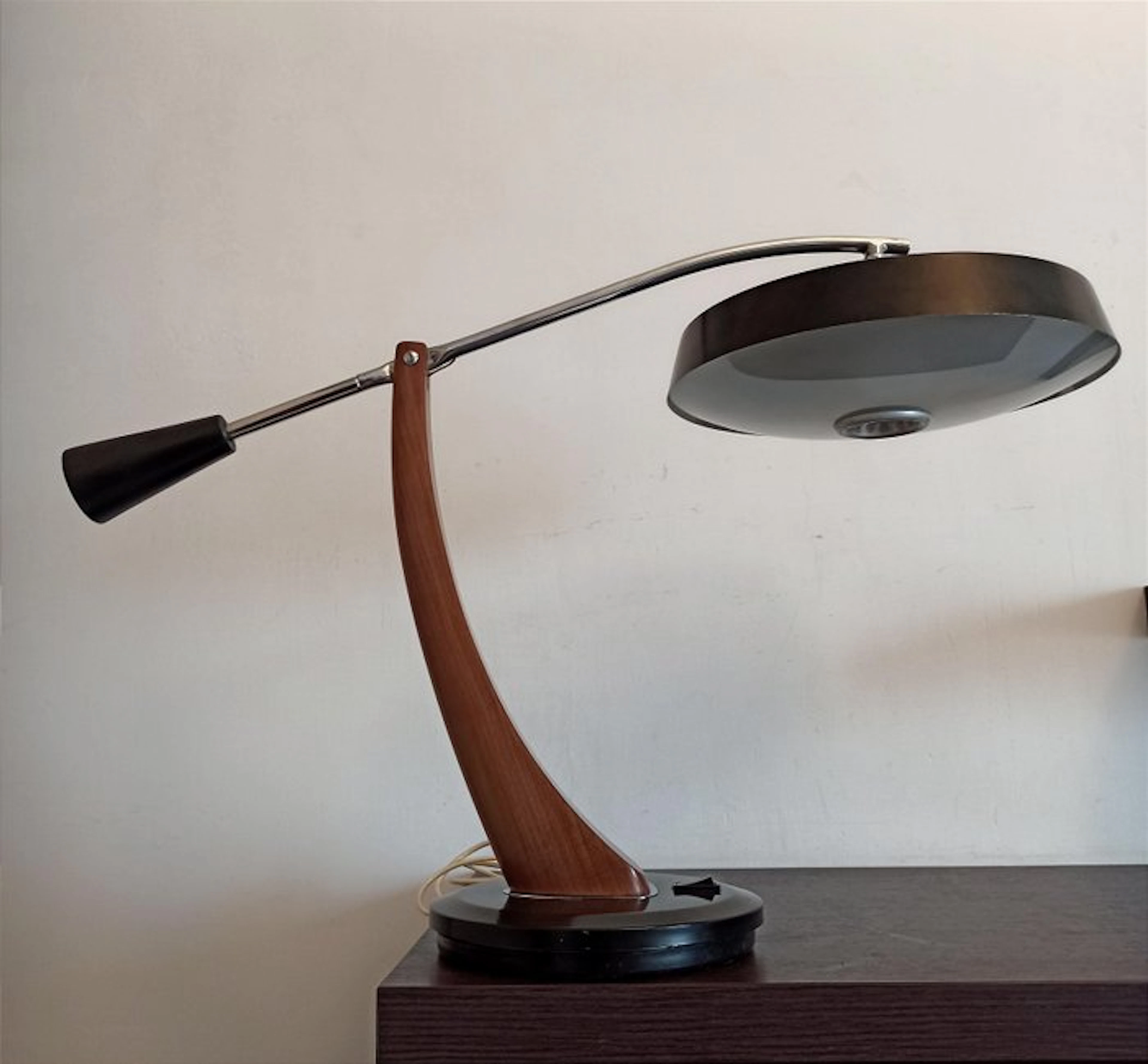 Fase - Luis Pérez de la Oliva - Table lamp - Pendulum - Steel, Wood, Glass