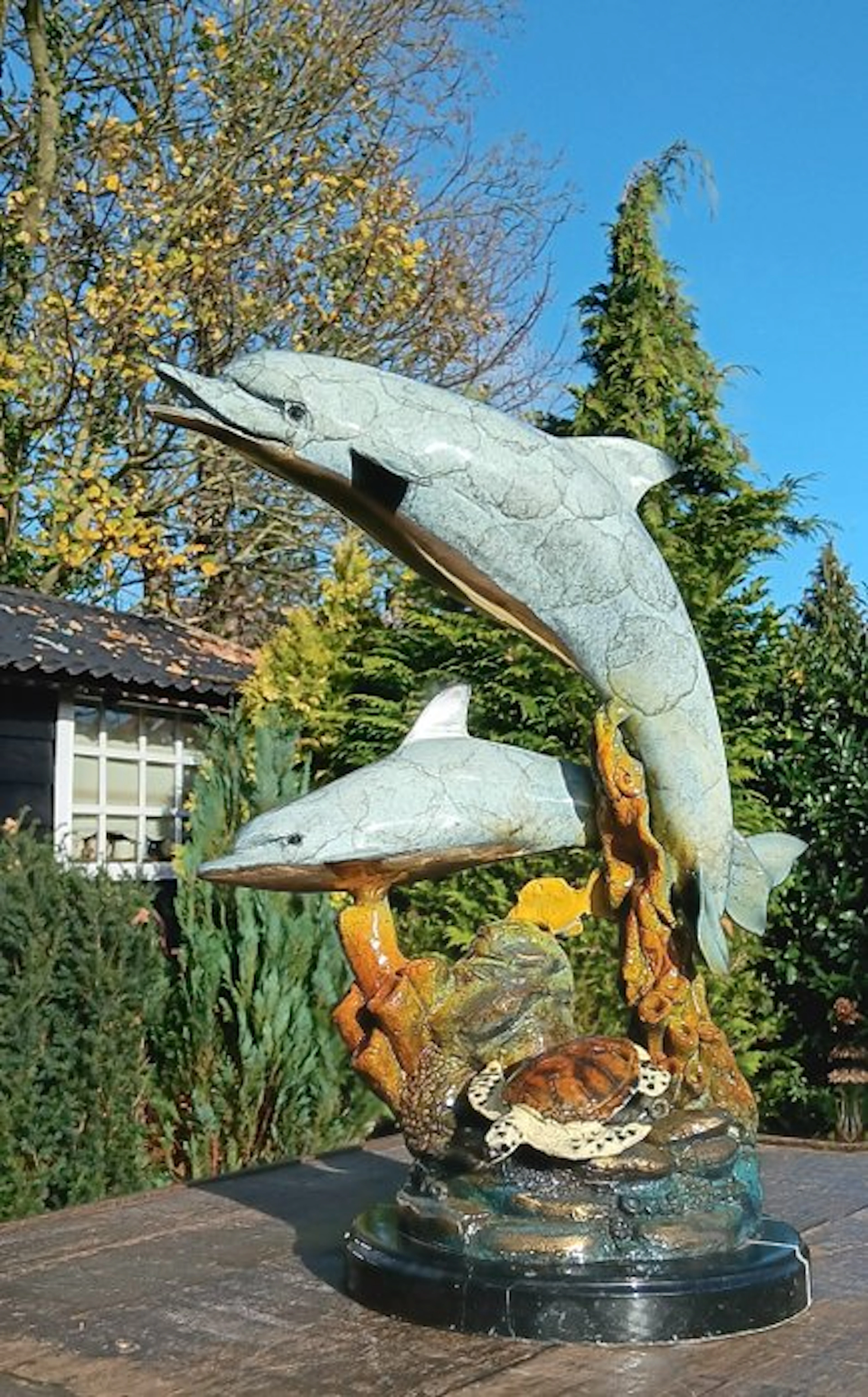 Sculpture, Zwaar beeld van twee dolfijnen in gekleurd brons - 38 cm - Bronze