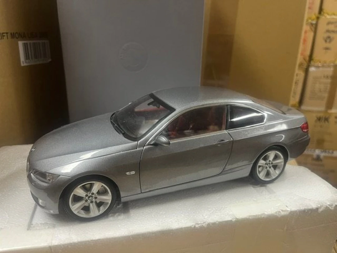 Kyosho 1:18 - Model car - BMW 3 Serie Coupé (E92)