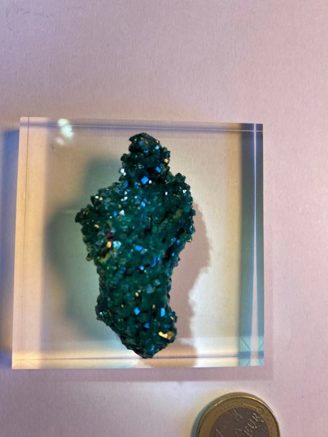 Dioptase Crystals - Height: 2 cm - Width: 5.5 cm- 57 g - (1)