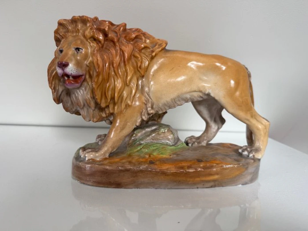 Statue, Jacob Petit Paris Porcelain Leeuw op rots - 16 cm - Porcelain