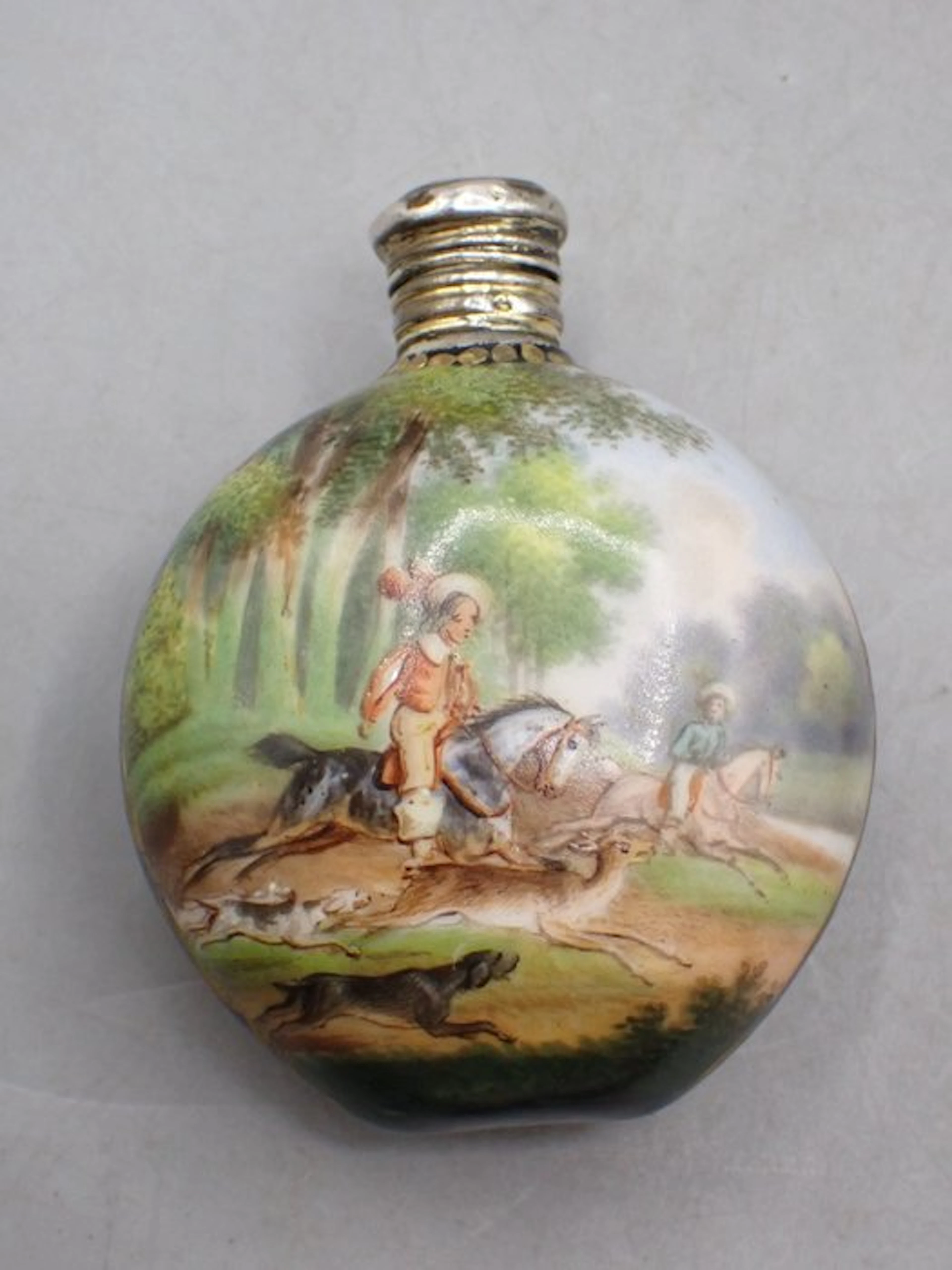 Perfume bottle - Hunting scene - With silver cap - Circa 1830 - Opaline glass