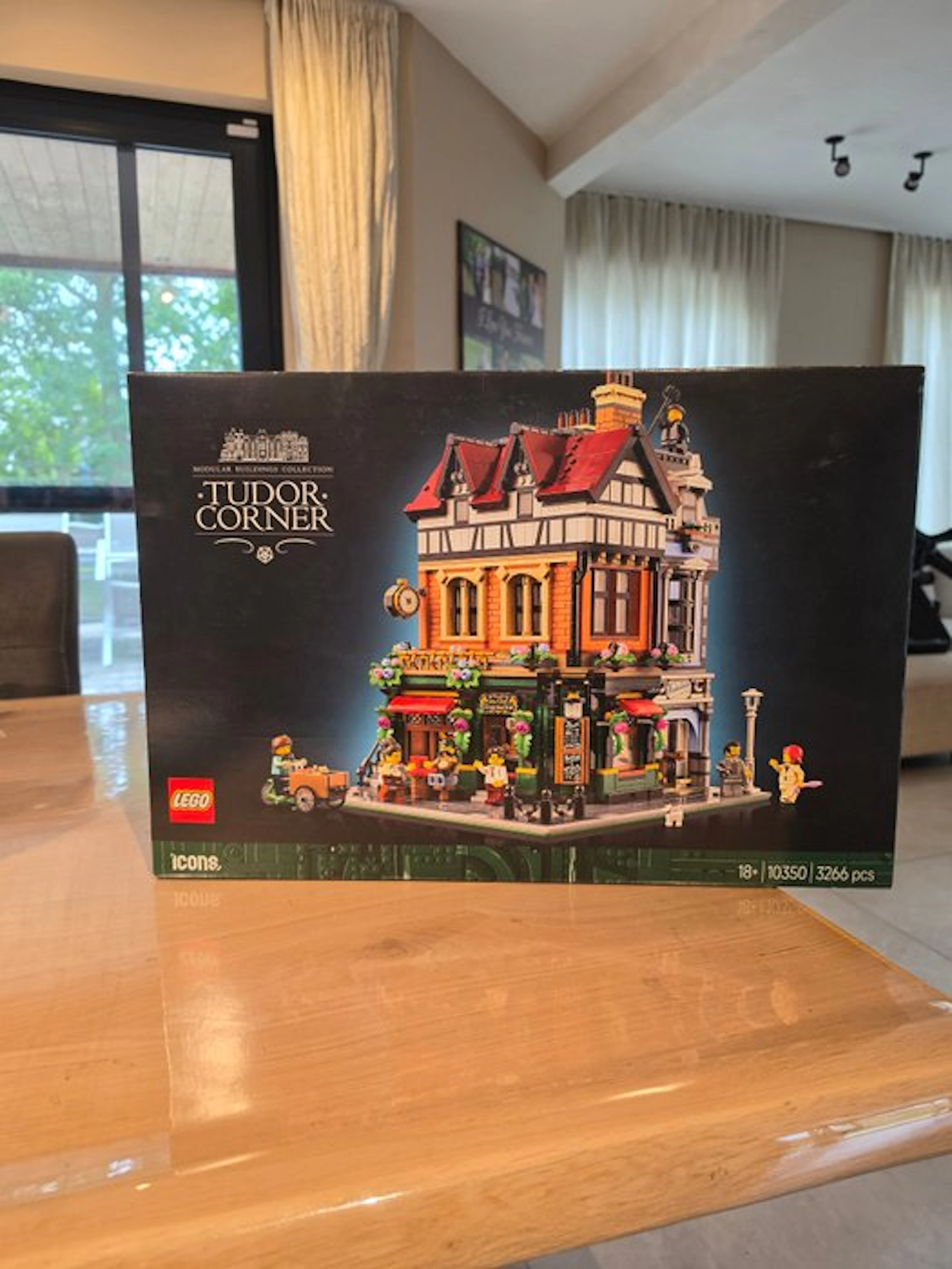 LEGO Set - 10350 - Icons - Tudor Corner