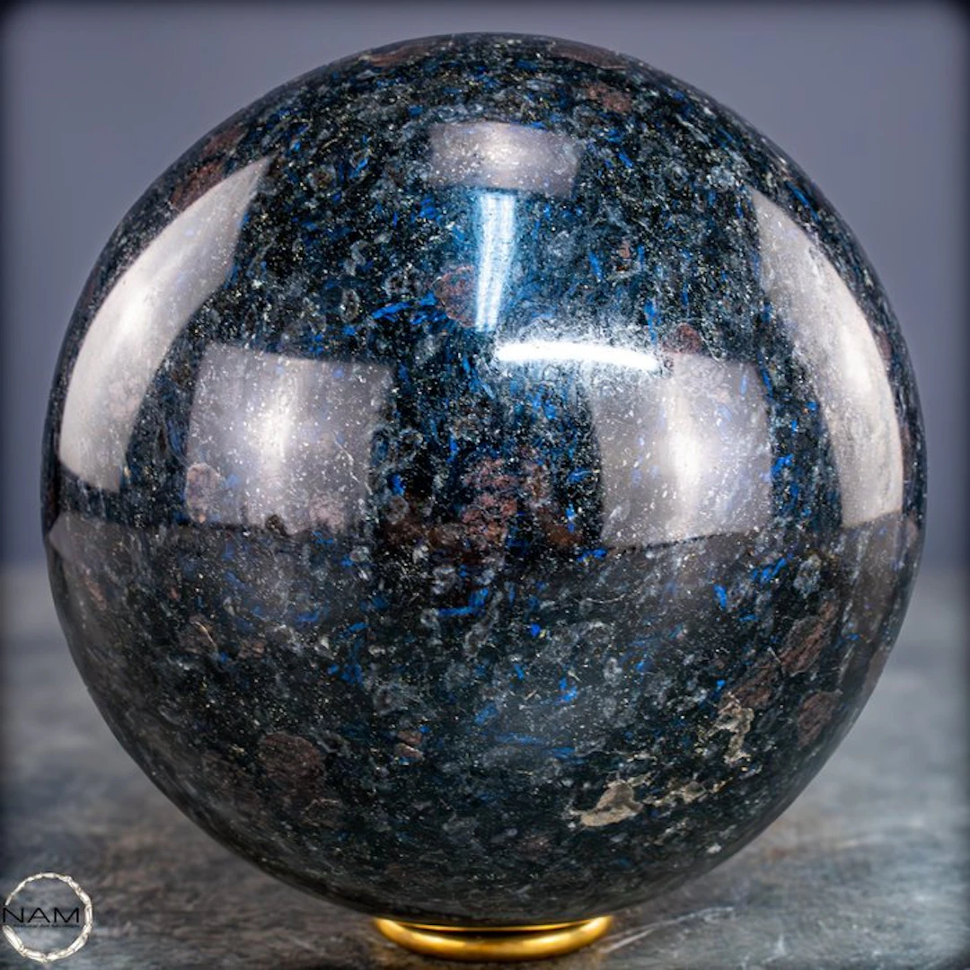 Powerful arfvedsonite-garnet sphere – Dark elegance with...