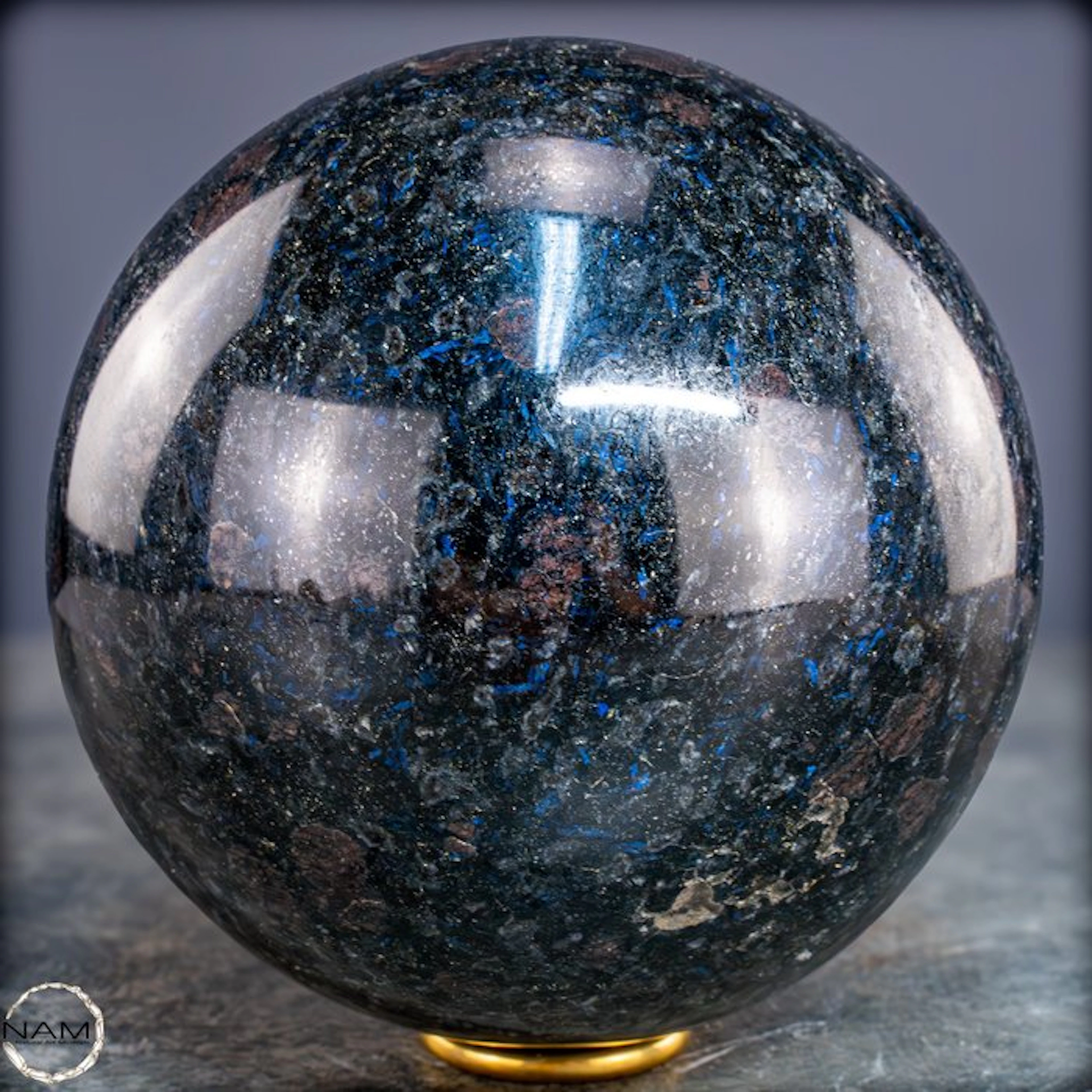 Powerful arfvedsonite-garnet sphere – Dark elegance with...