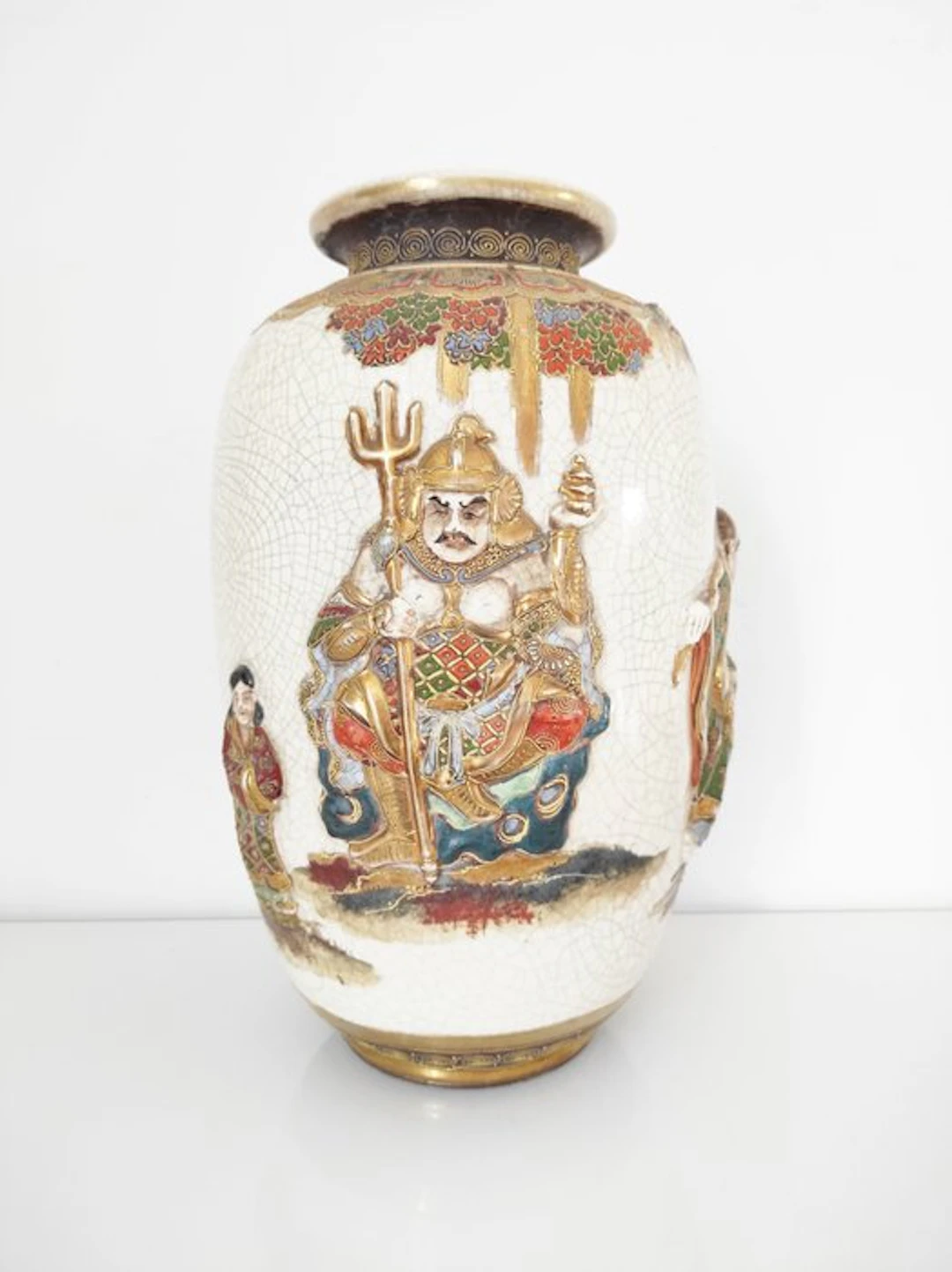 Vase - Porcelain - Japan - Figures in relief (No reserve price)