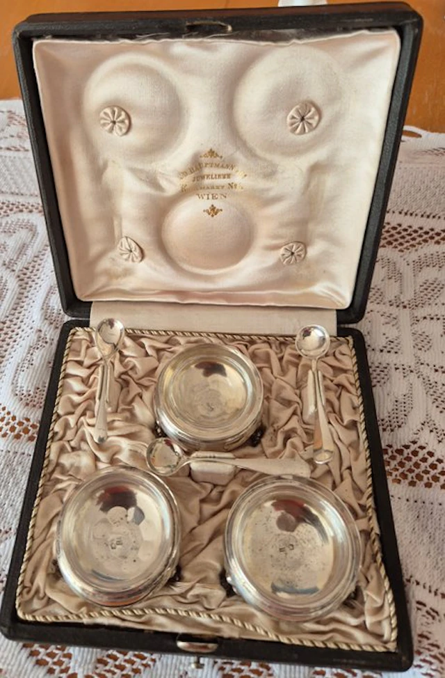 Hauptmann - Salt and pepper shakers - .800 silver - Antique Salieren