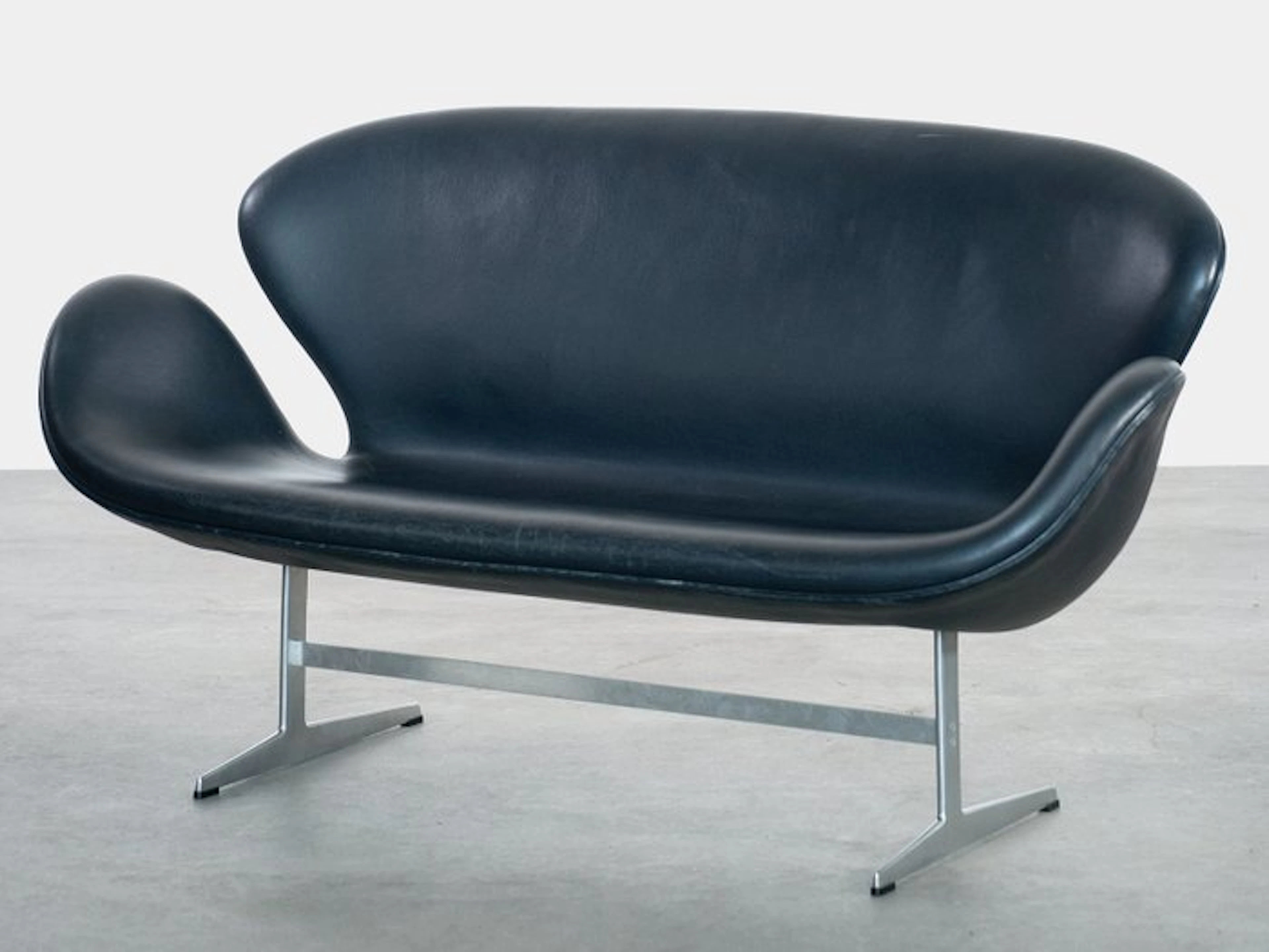 Fritz Hansen - Arne Jacobsen - Sofa - Swan 3321 - Leather, Aluminium