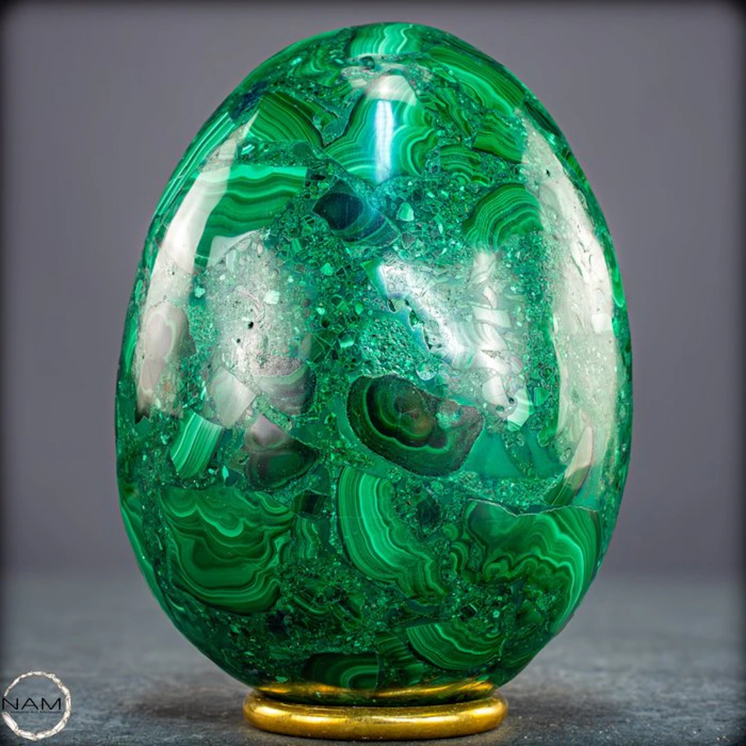Elegant malachite egg – Expressive nature in bright green- 1051.27 g