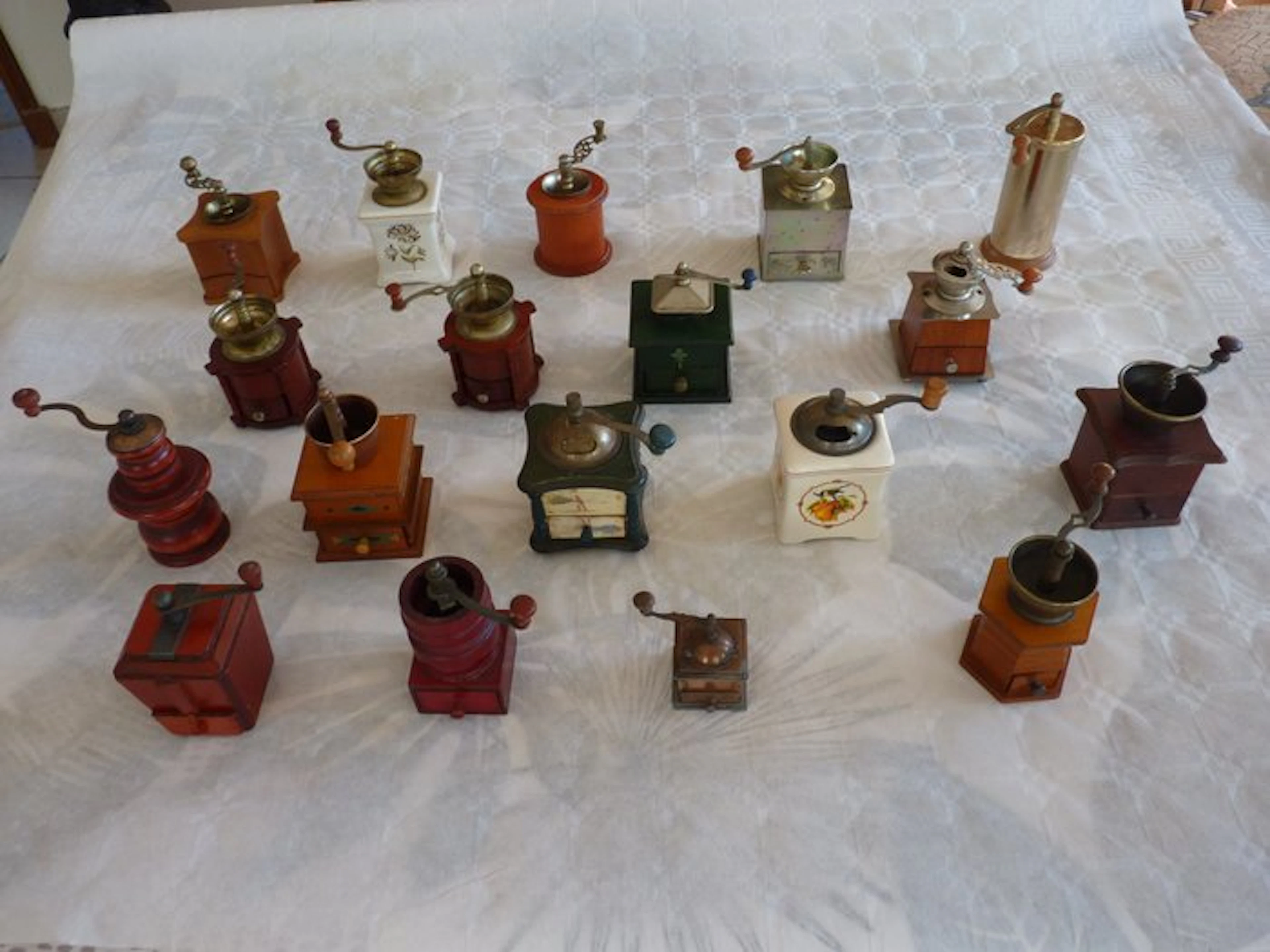 Themed collection - 18 small decorative coffee grinders.