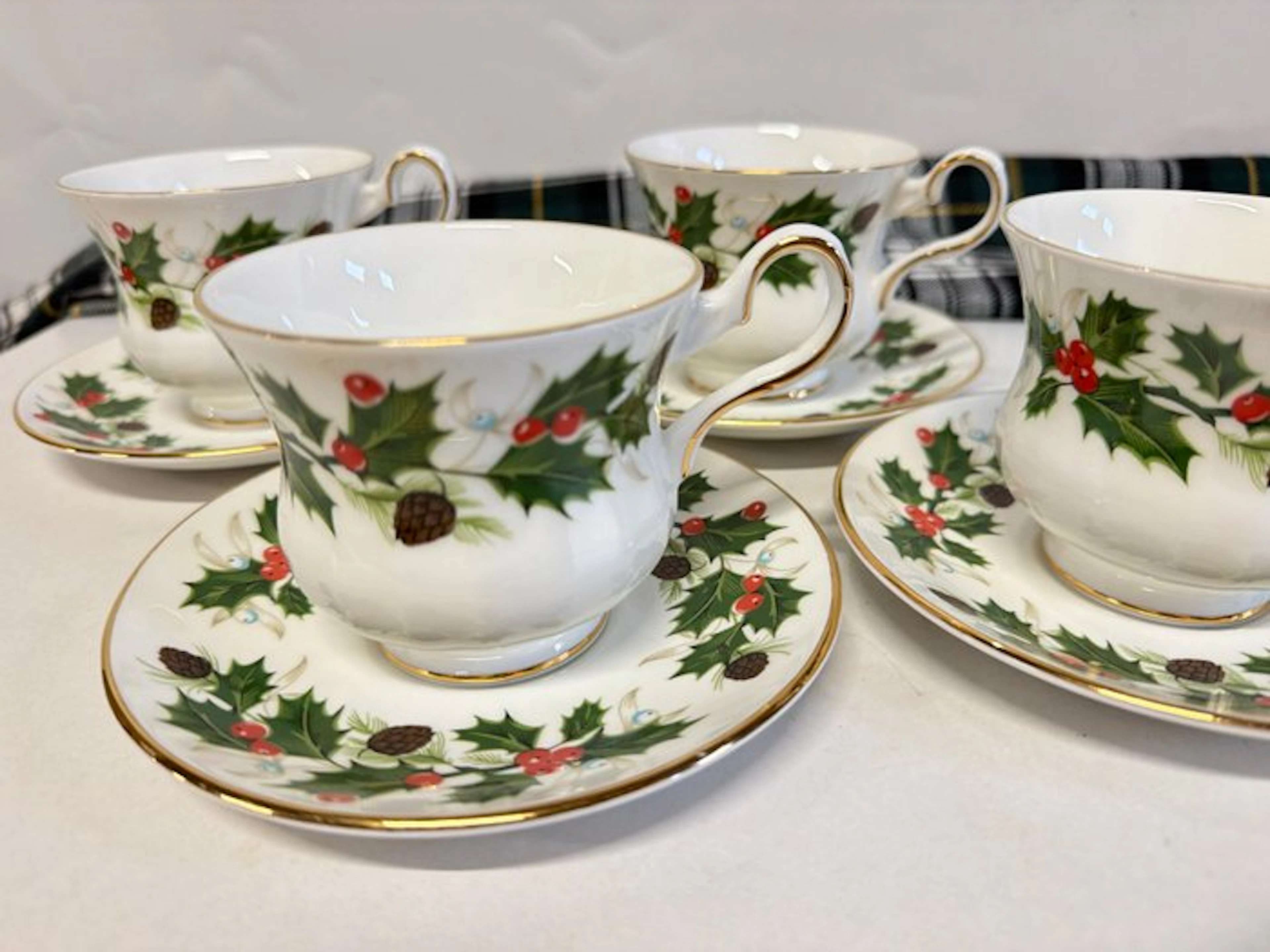 Royal Grafton - Cup and saucer (8) - Model " Noel" - Bone China, Bone china
