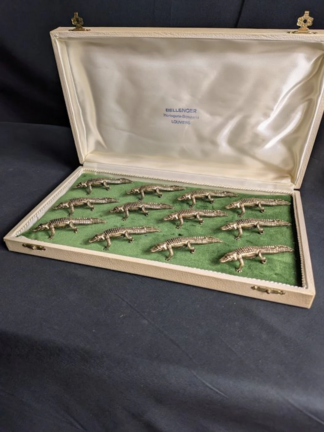 Knife rest (12) - crocodile - Brass