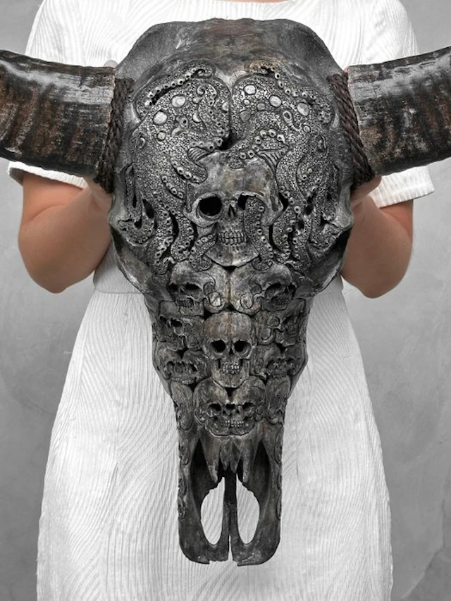 NO RESERVE PRICE - C- Large authentic hand-carved grey...