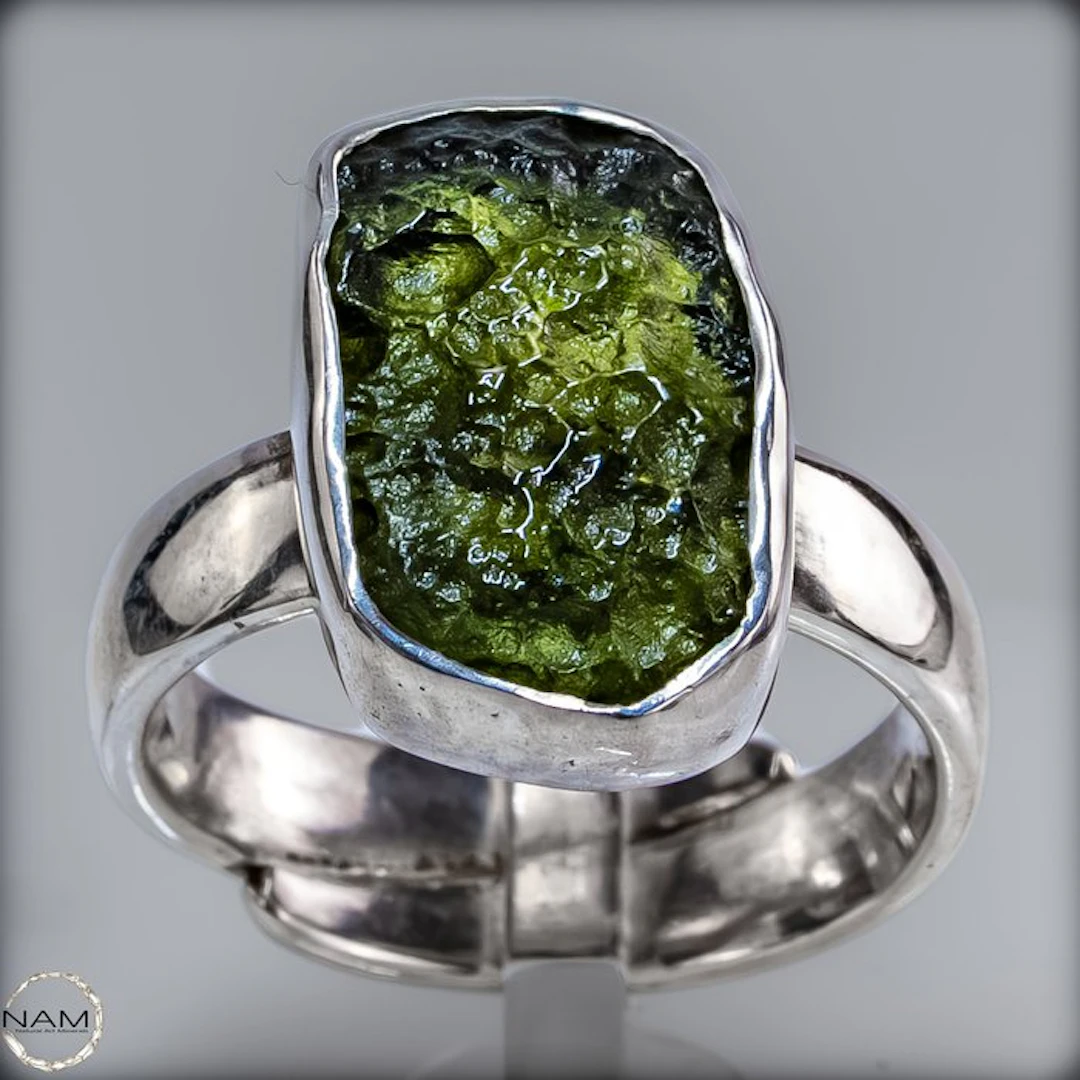 Stunning Moldavite ring in 925 silver – A piece of cosmic...
