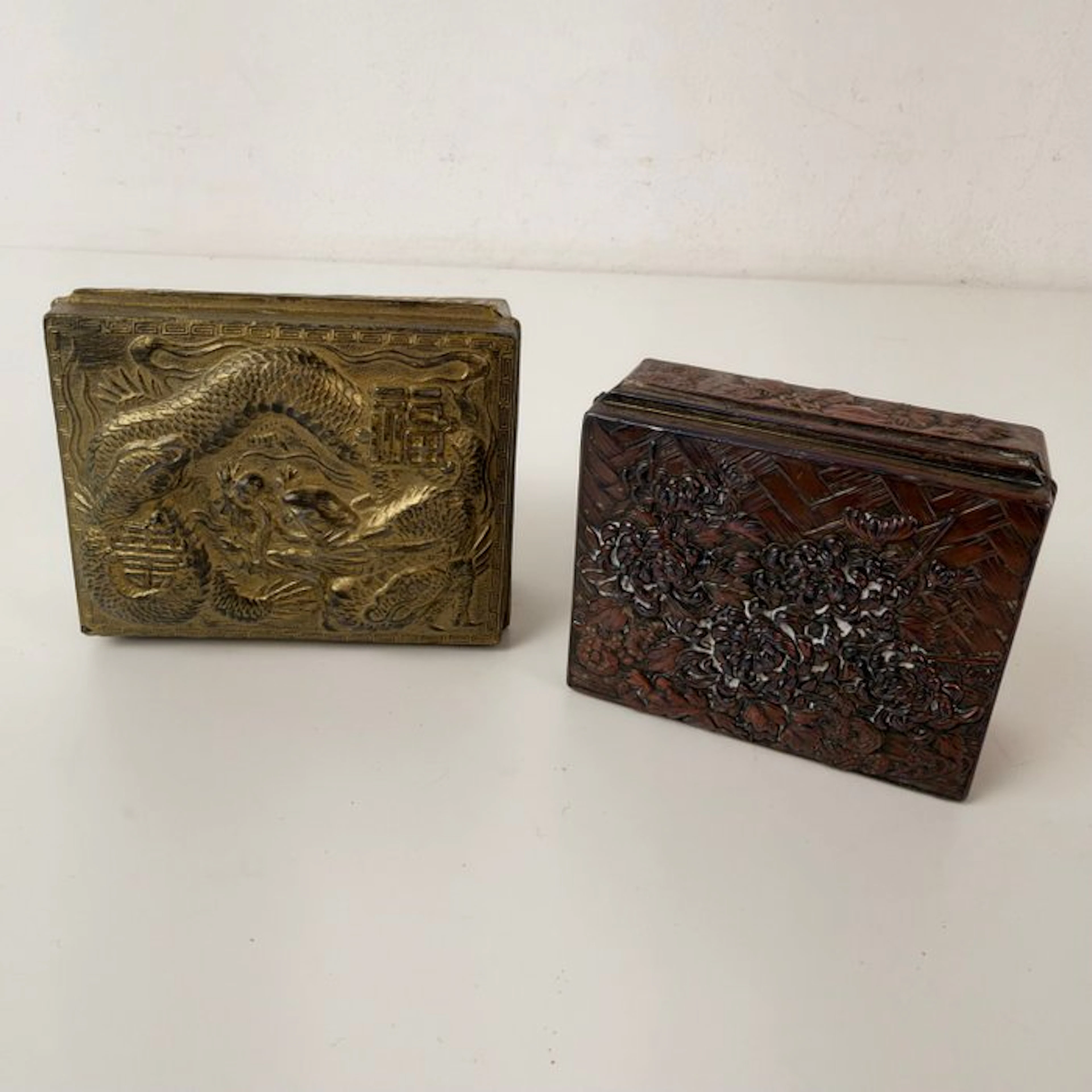 Box (2) - Japanese box with a relief of chrysanthemums