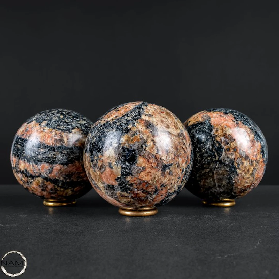 Extraordinary epidote ball set – Three unique...
