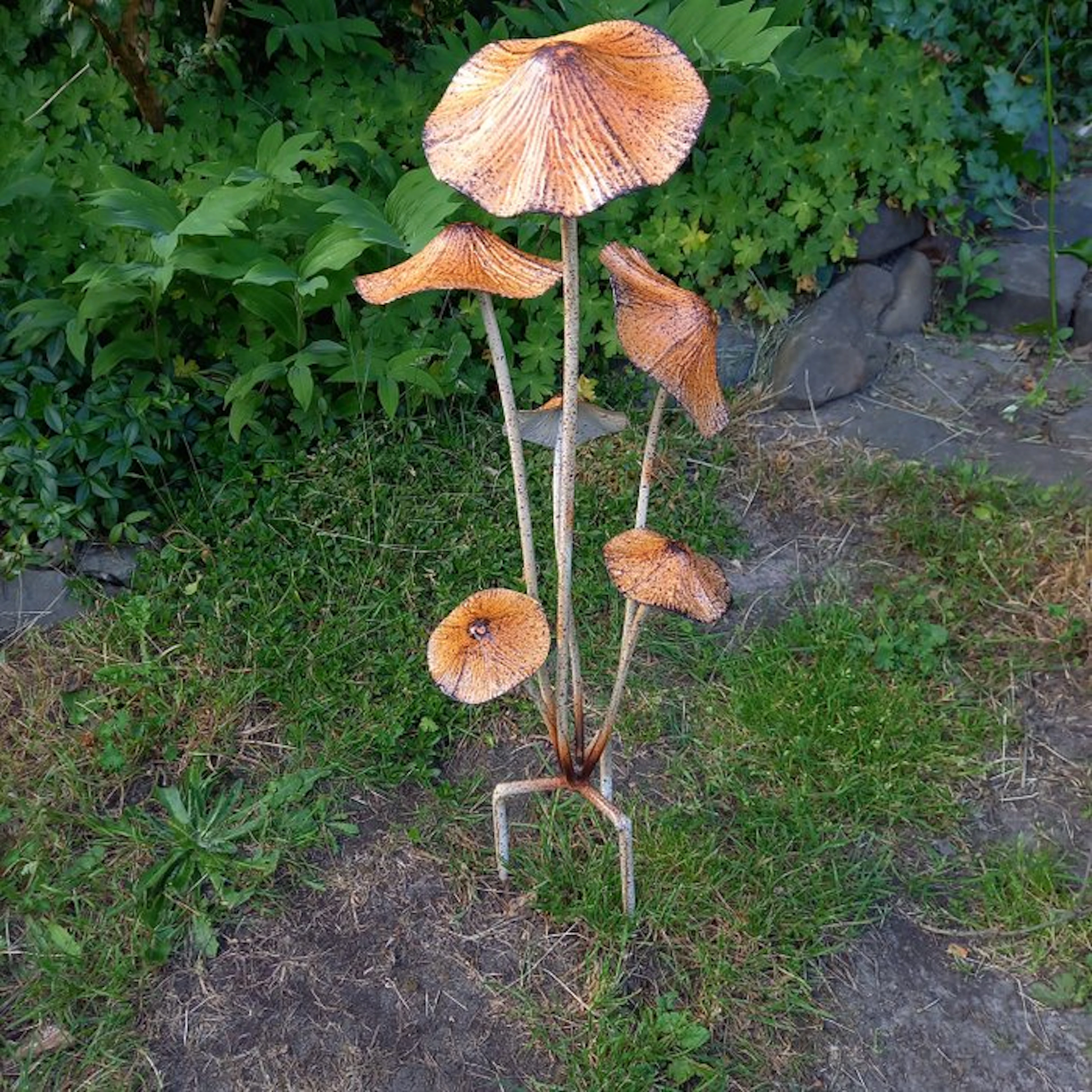 Sculpture, GARDEN DECORATION "MUSHROOMS" - 55 cm - Metal