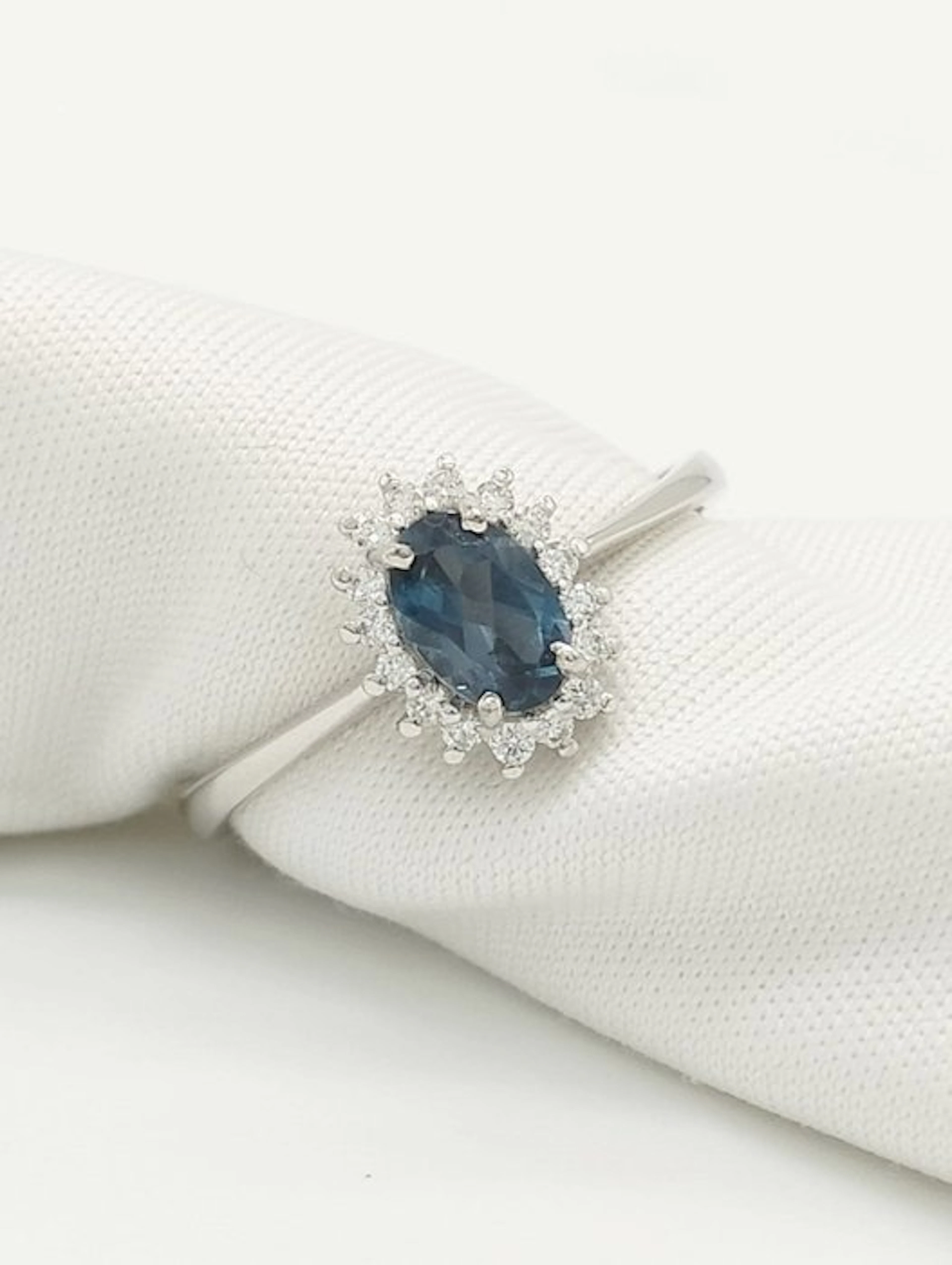 Ring - 18 kt. White gold Topaz - Diamond