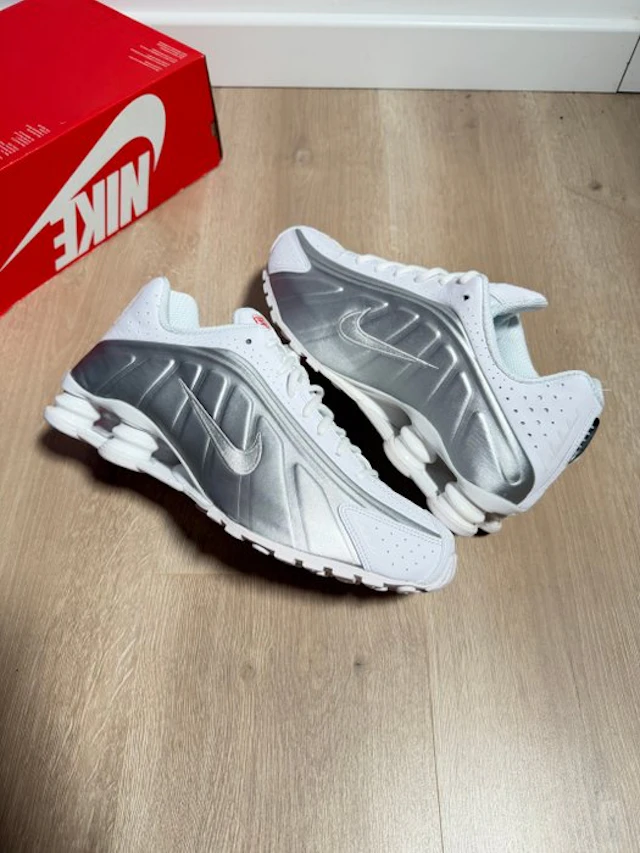 Nike - Shox R4 - Sneakers - Size: EU 42 - New with tags