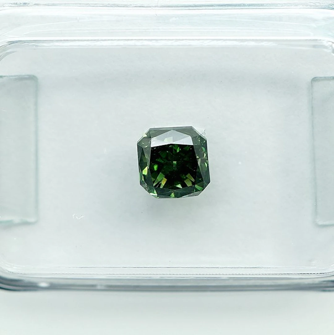 1 pcs Diamond (Colour-treated) - 0.76 ct - Cut cornered...