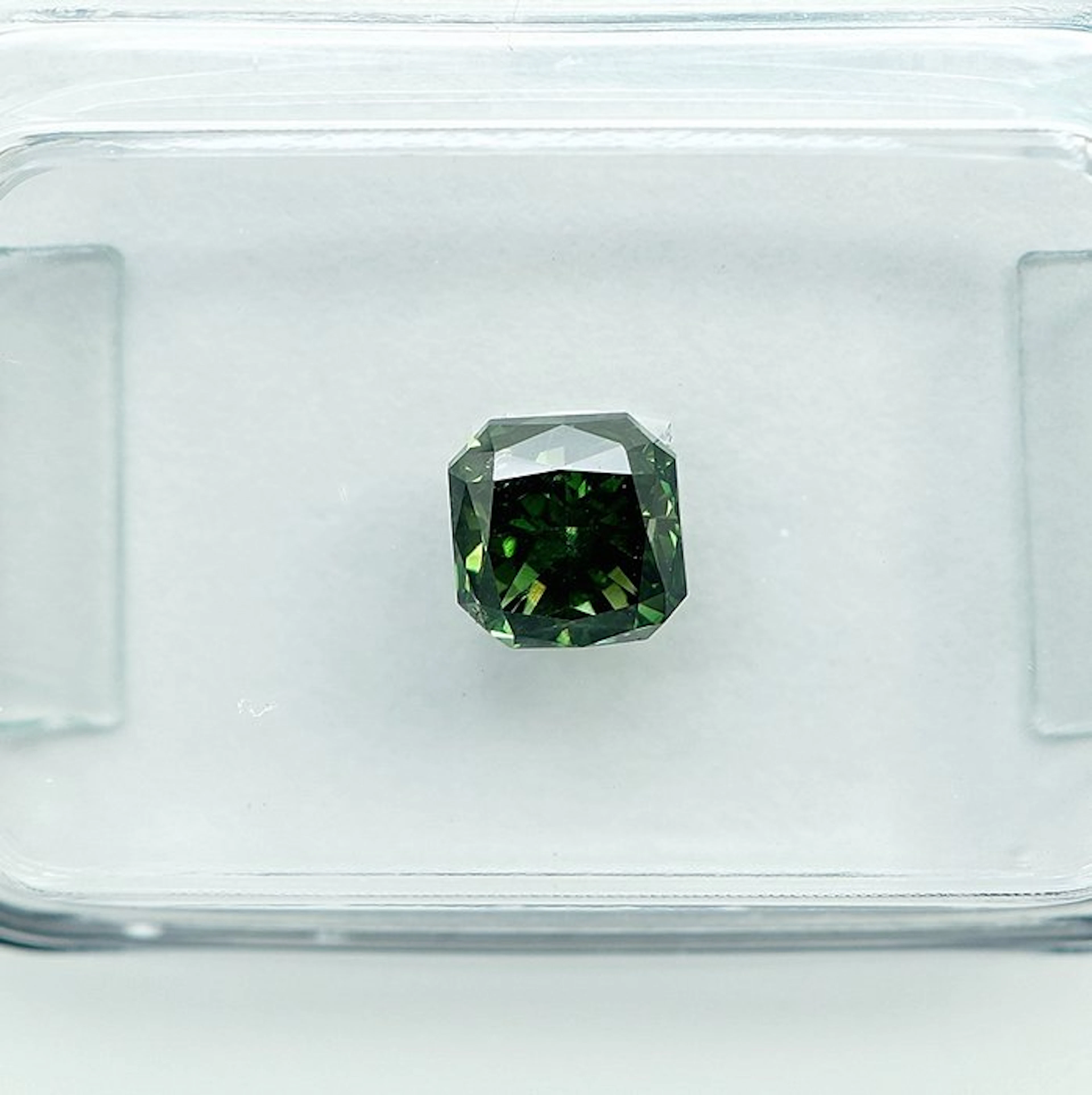 1 pcs Diamond (Colour-treated) - 0.76 ct - Cut cornered...