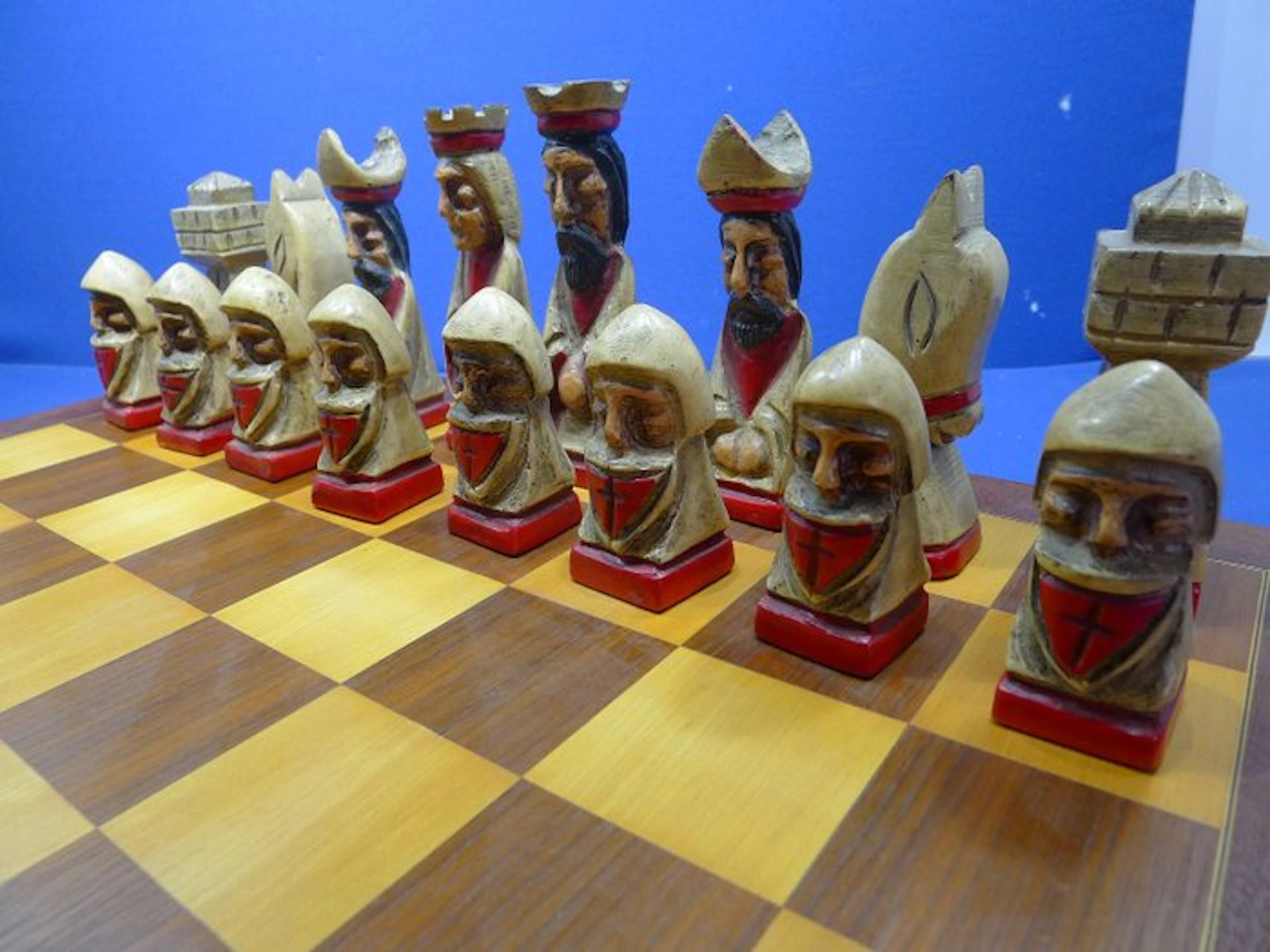 Jeu d'échecs en bois sculpté peint polychrome avec...
