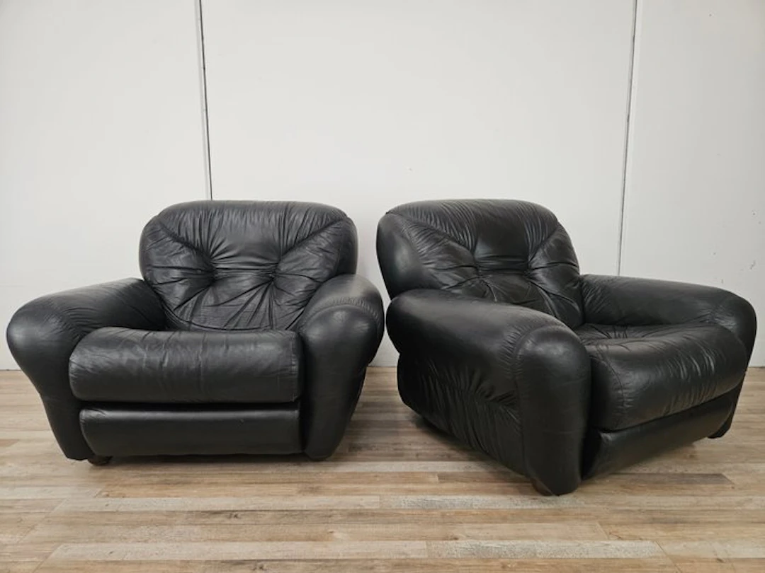 Armchair - Leather - Pair of black leather armchairs from the 1970s.