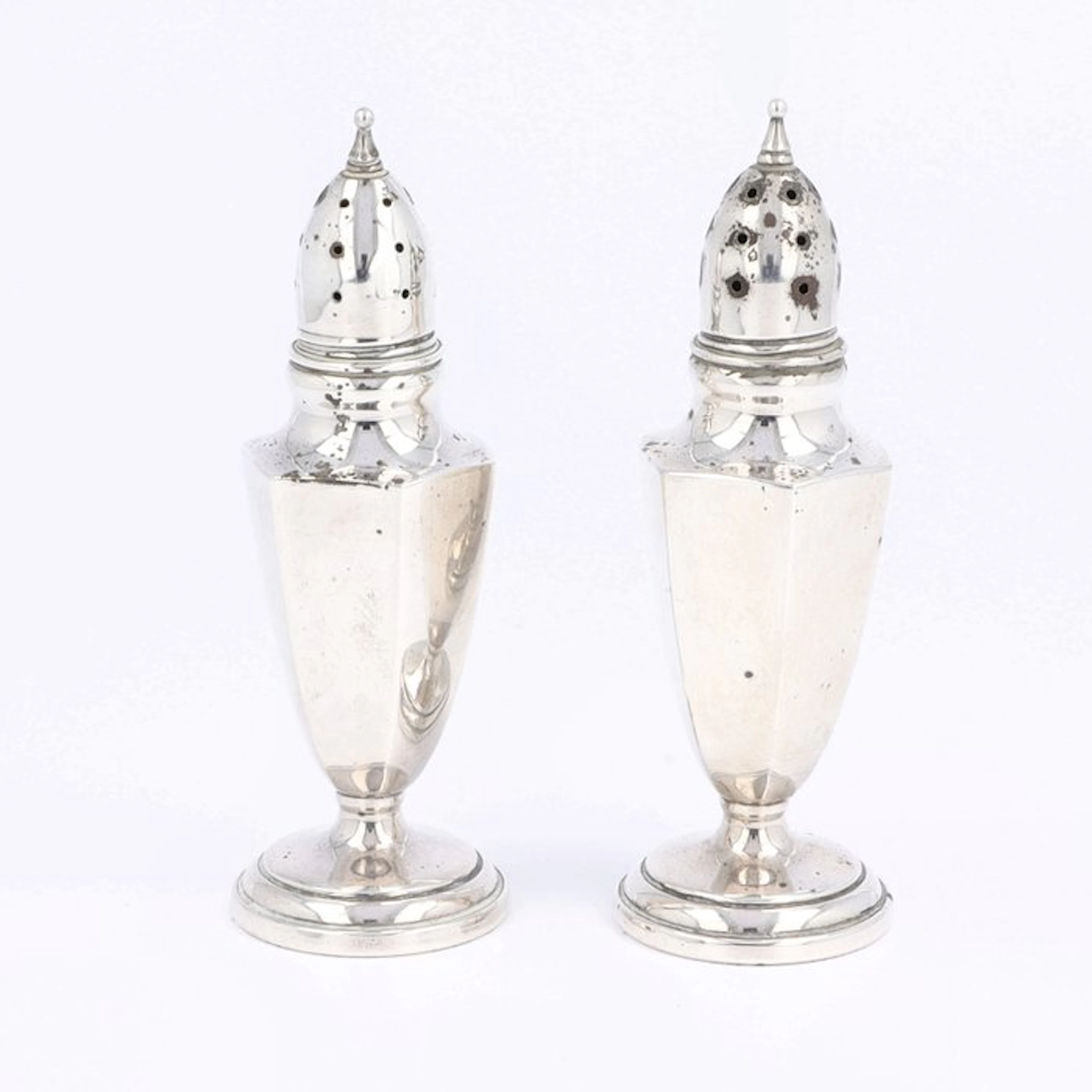 Mueck-Cary Co. Inc. - Salt and pepper container set (2) - .925 silver