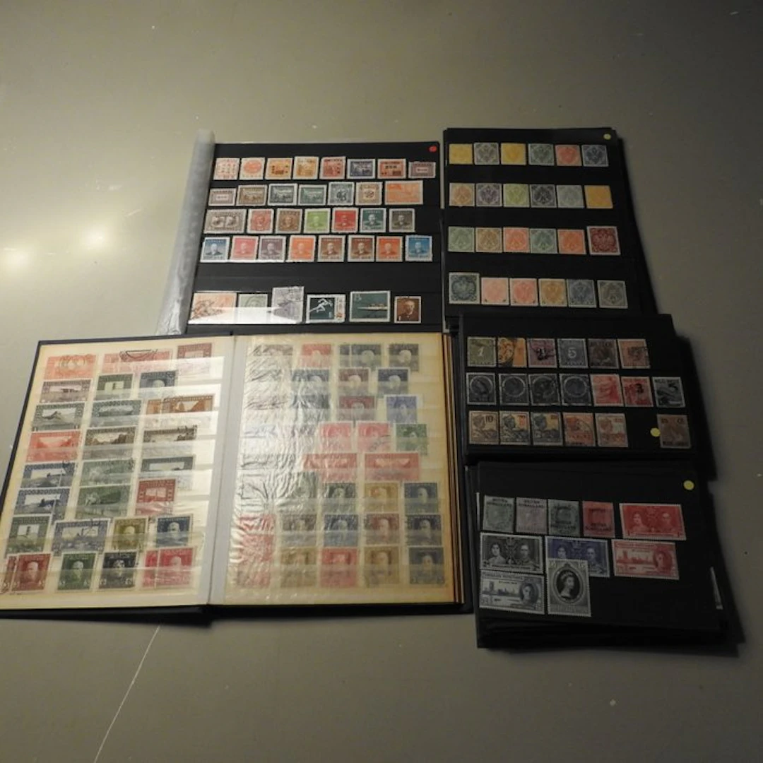 World - Nice collection of world stamps on insert cards.