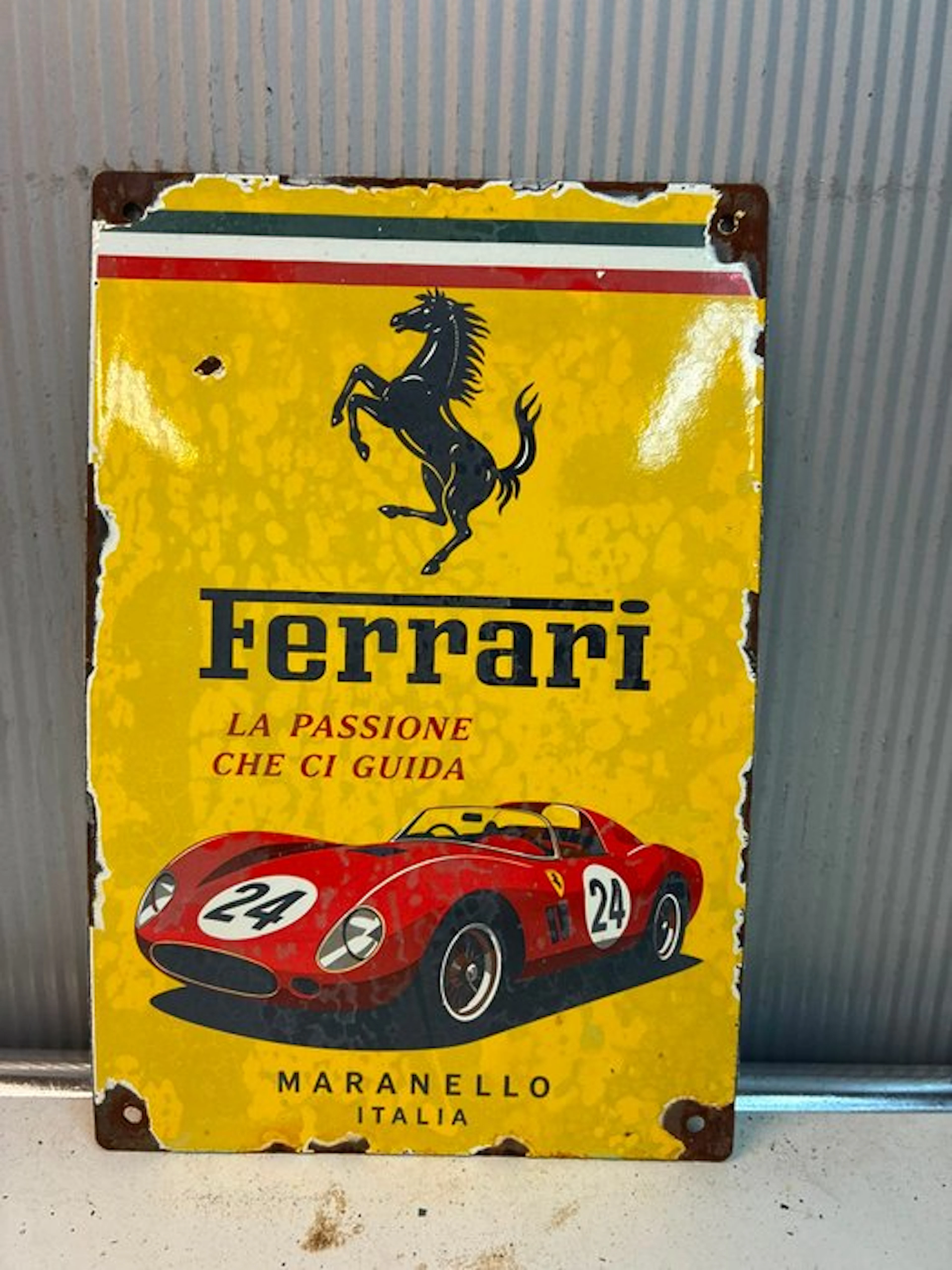 Ferrari Maranello – Emaille reclamebord met racewagen...