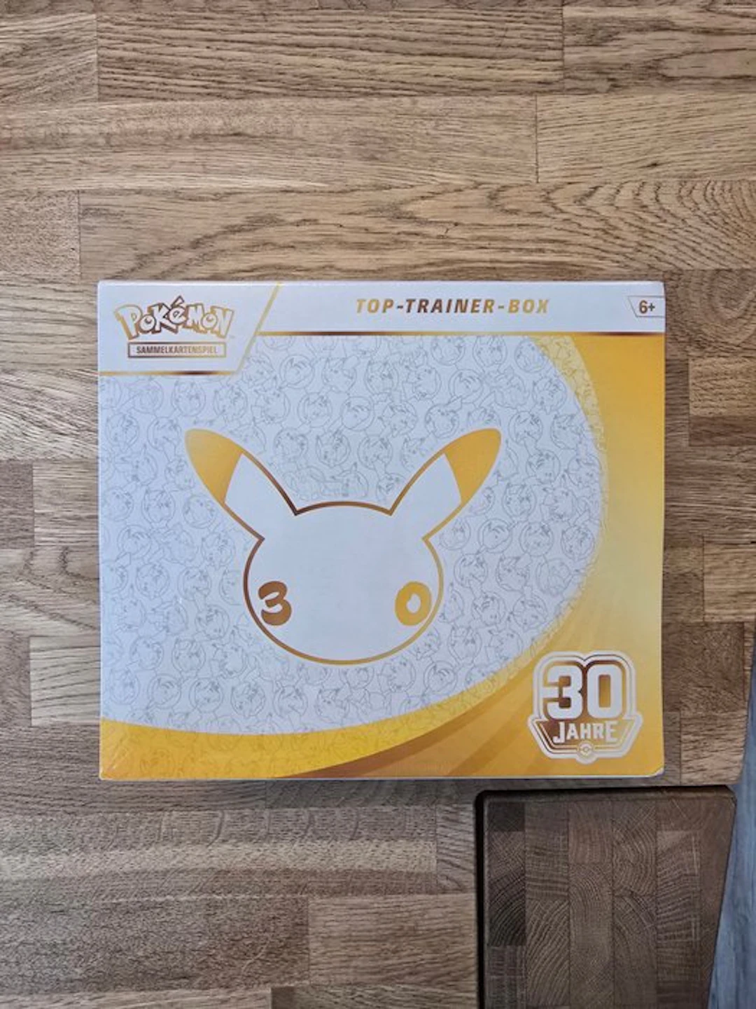 Pokémon - 1 Box - Pokémon Trainer Box – 30 Jahre Jubiläum