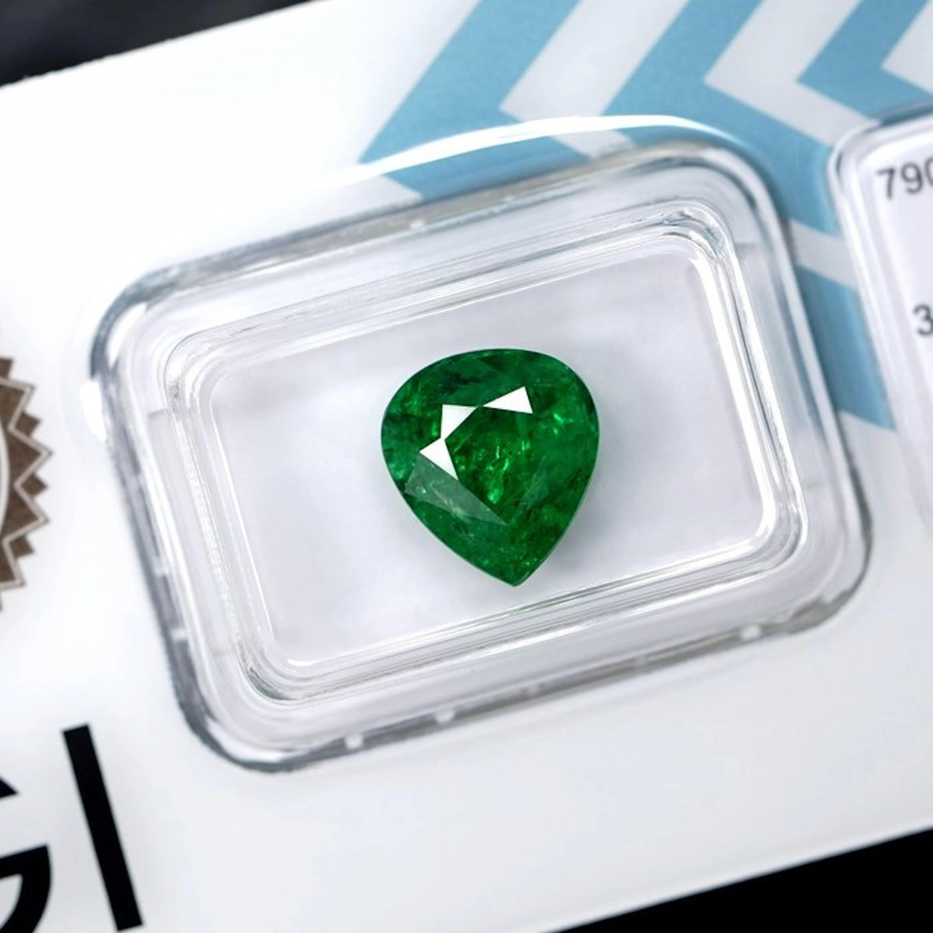1 pcs Green Tsavorite - 3.29 ct - International Gemological Institute (IGI)