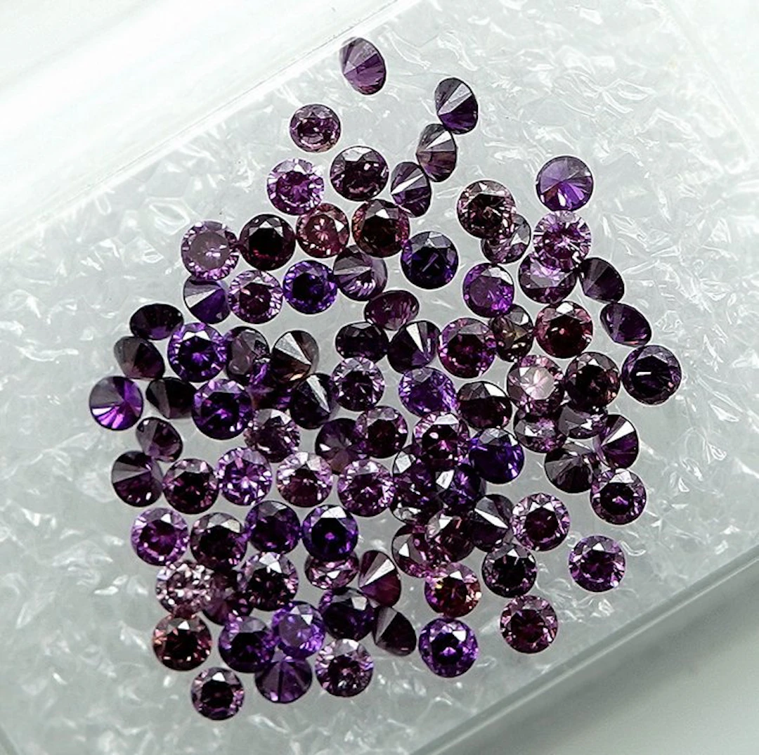 91 pcs Diamond (Colour-treated) - 1.05 ct - Round - Fancy Pinkish Purple - VS1