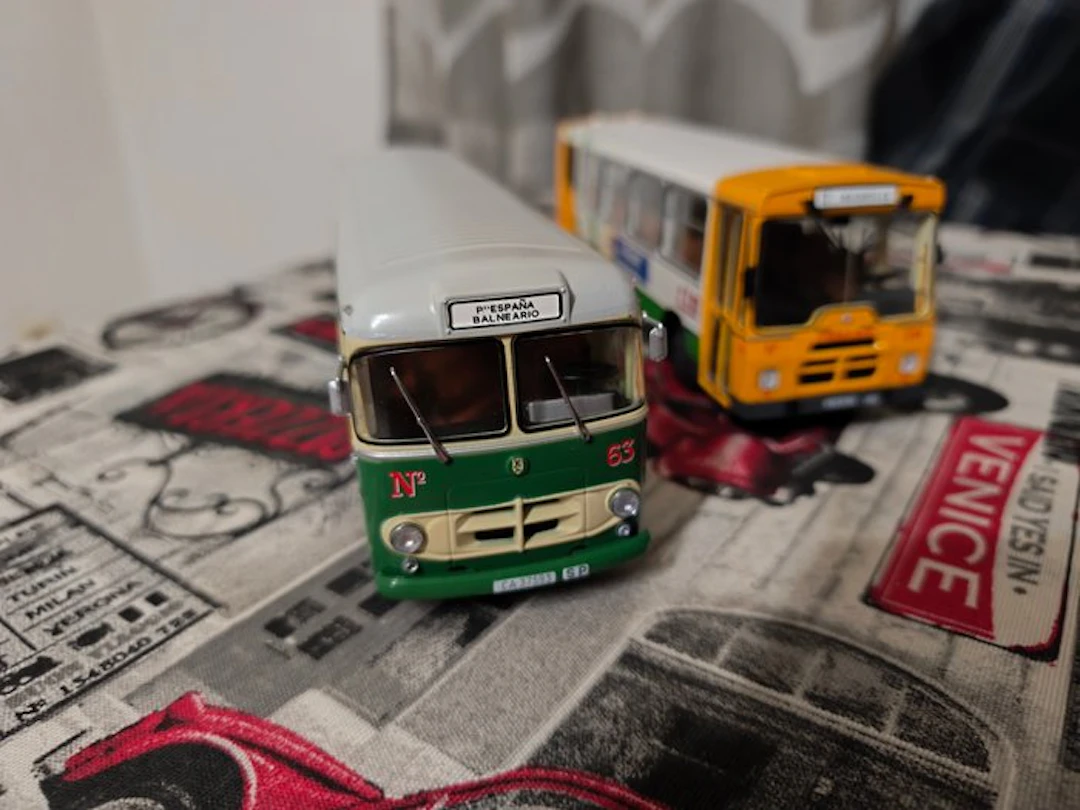 1:43 - Model bus (2) - Pegaso autobús urbano (réplica a escala)
