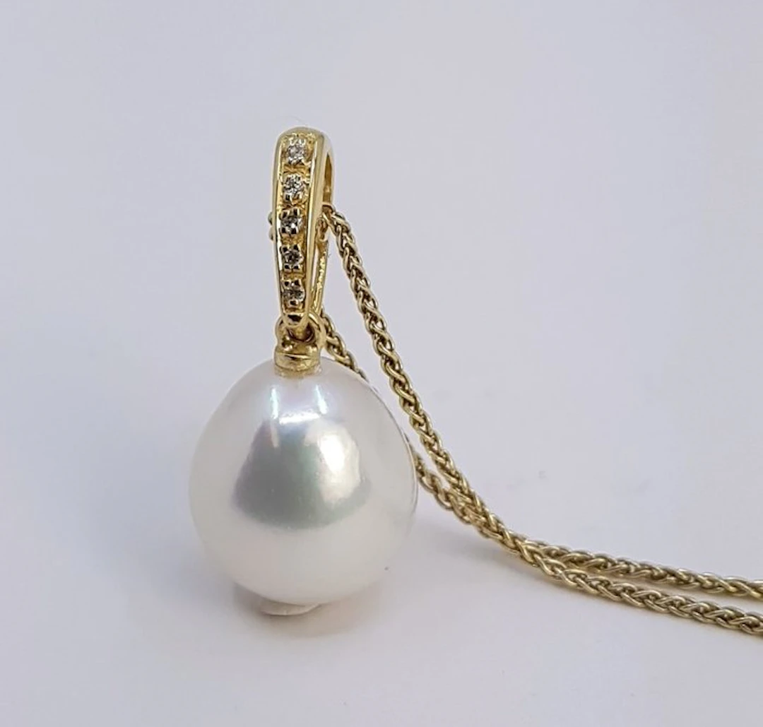 Necklace with pendant - 14 kt. Yellow gold - 0.04ct. tw. - 11x12mm Edison Pearl