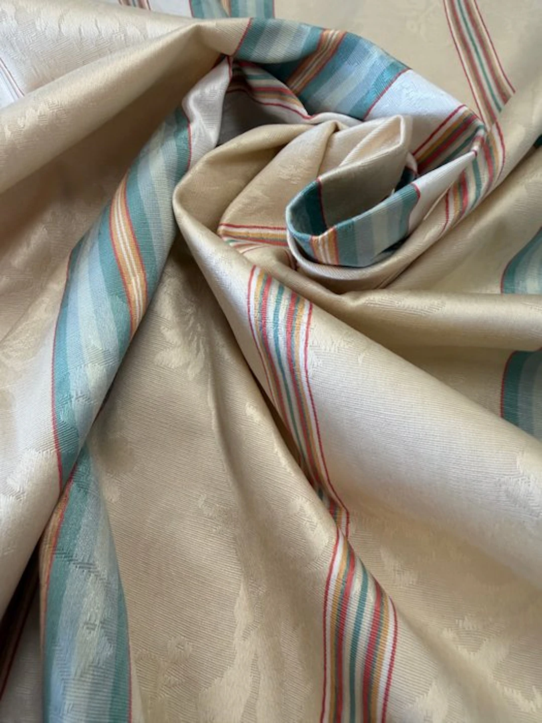 1724★ Refined upholstery jacquard fabric with a classic...
