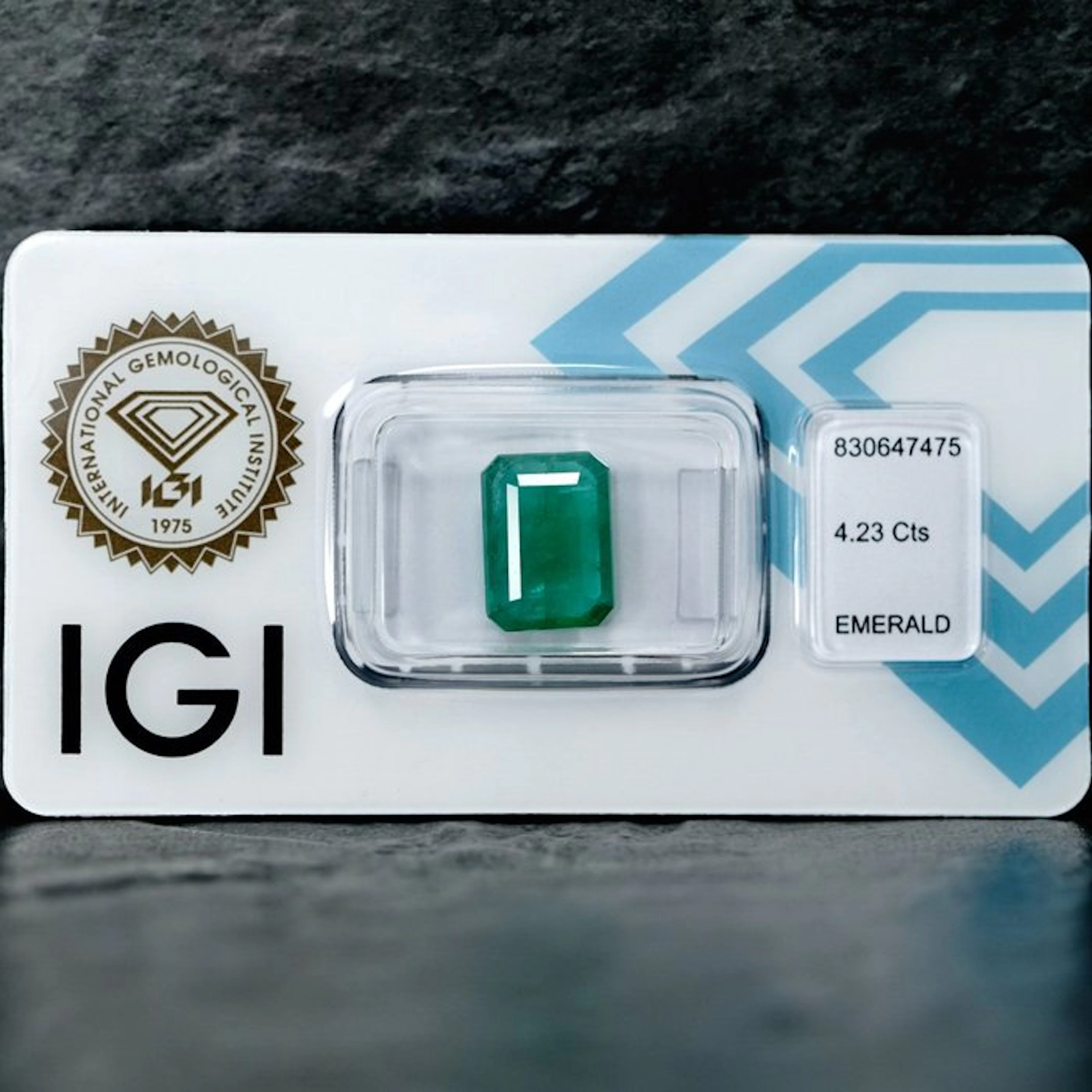 1 pcs Green Emerald - 4.23 ct - International Gemological Institute (IGI)