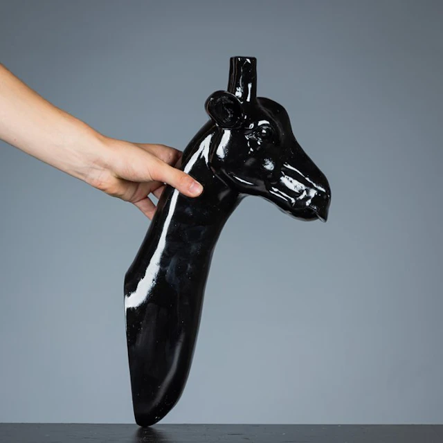 Figure - Zwarte giraf als muurhanger - 1,2 kg - polyresin
