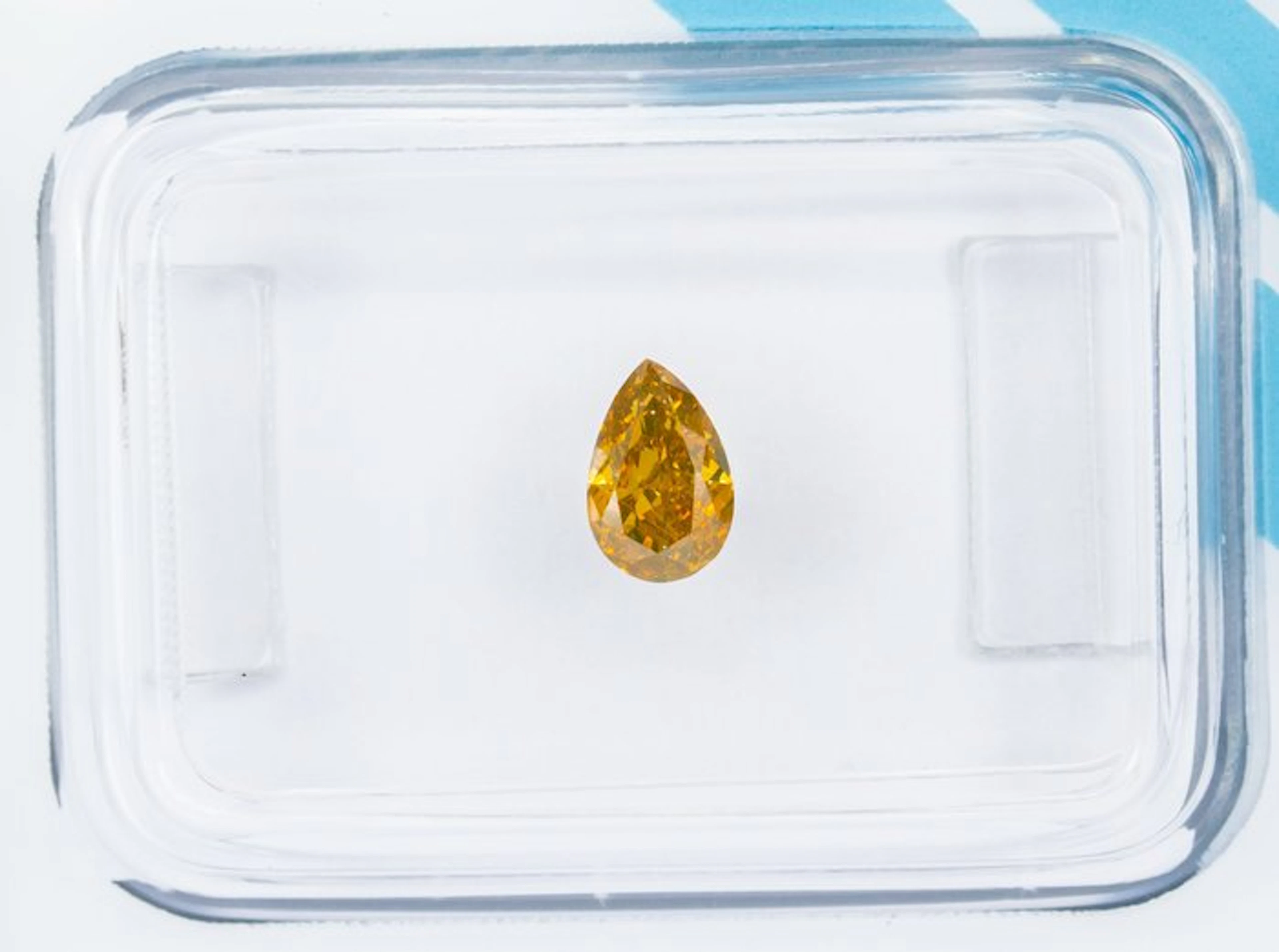 No reserve price - 1 pcs Diamond (Natural coloured)...
