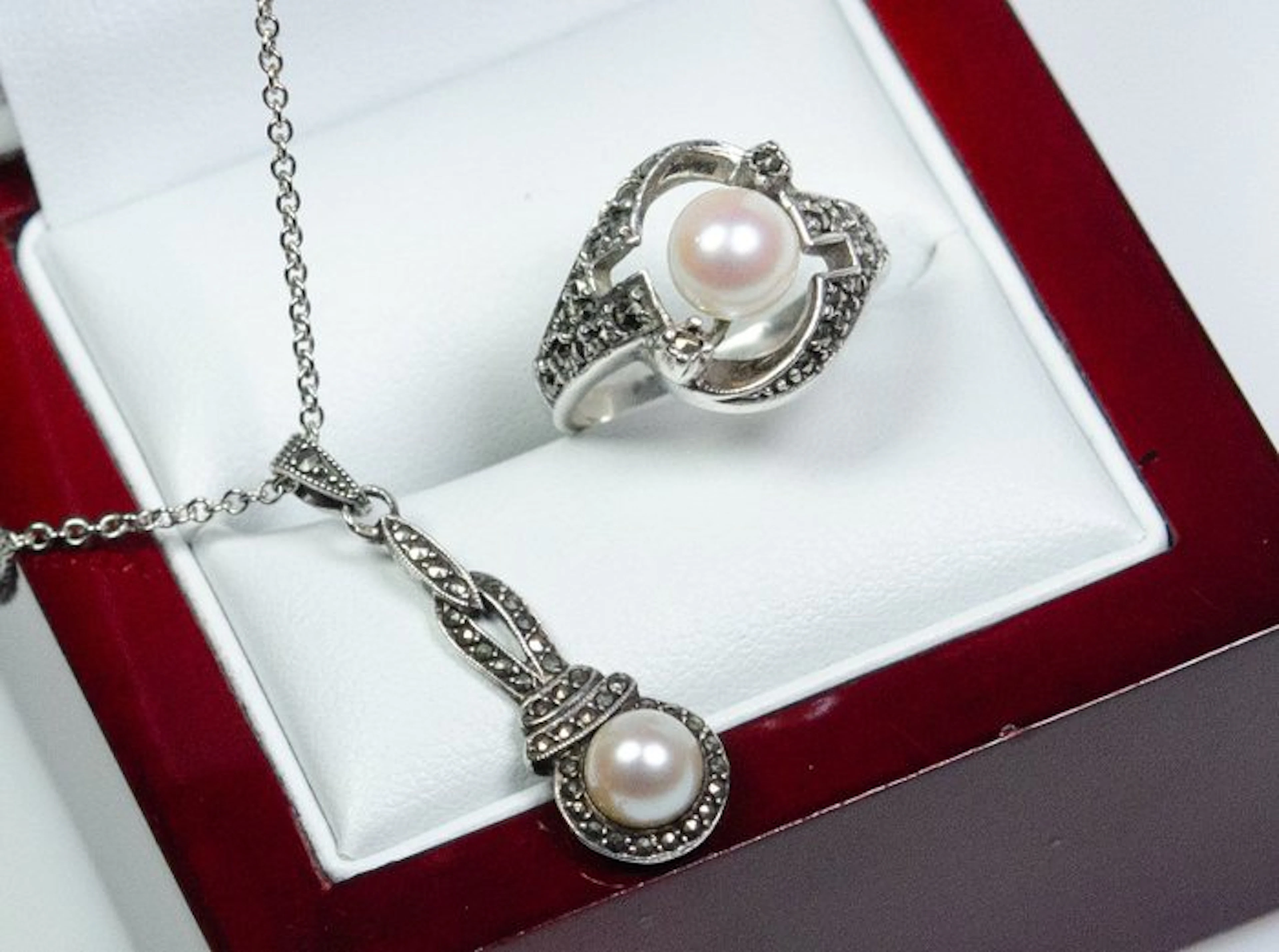 - 835 silver - Akoya pearls - marcasite - 2 piece jewellery set