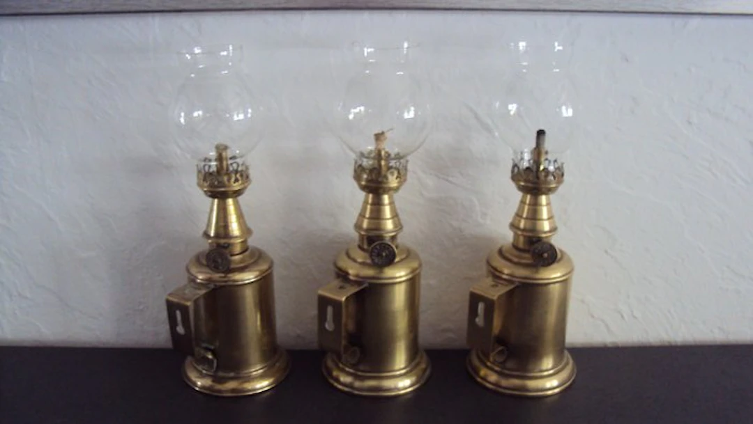 Oil lamp (3) - 3 antique pigeon lamps with mineral spirit